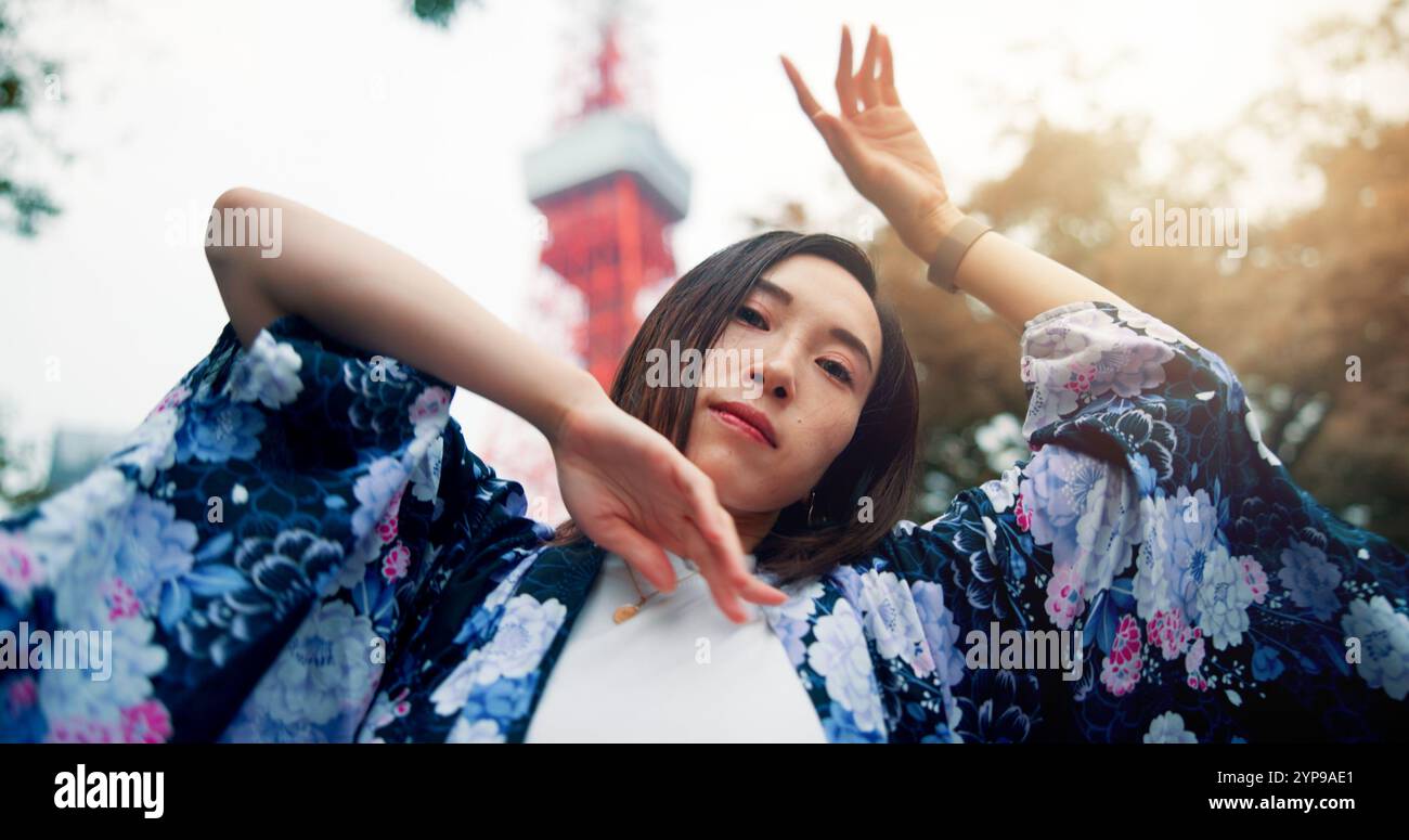 Danza contemporanea, ritratto e donna in natura con ritmo per espressione di sé e creatività. Classico, artistico e giapponese con interpretariato Foto Stock