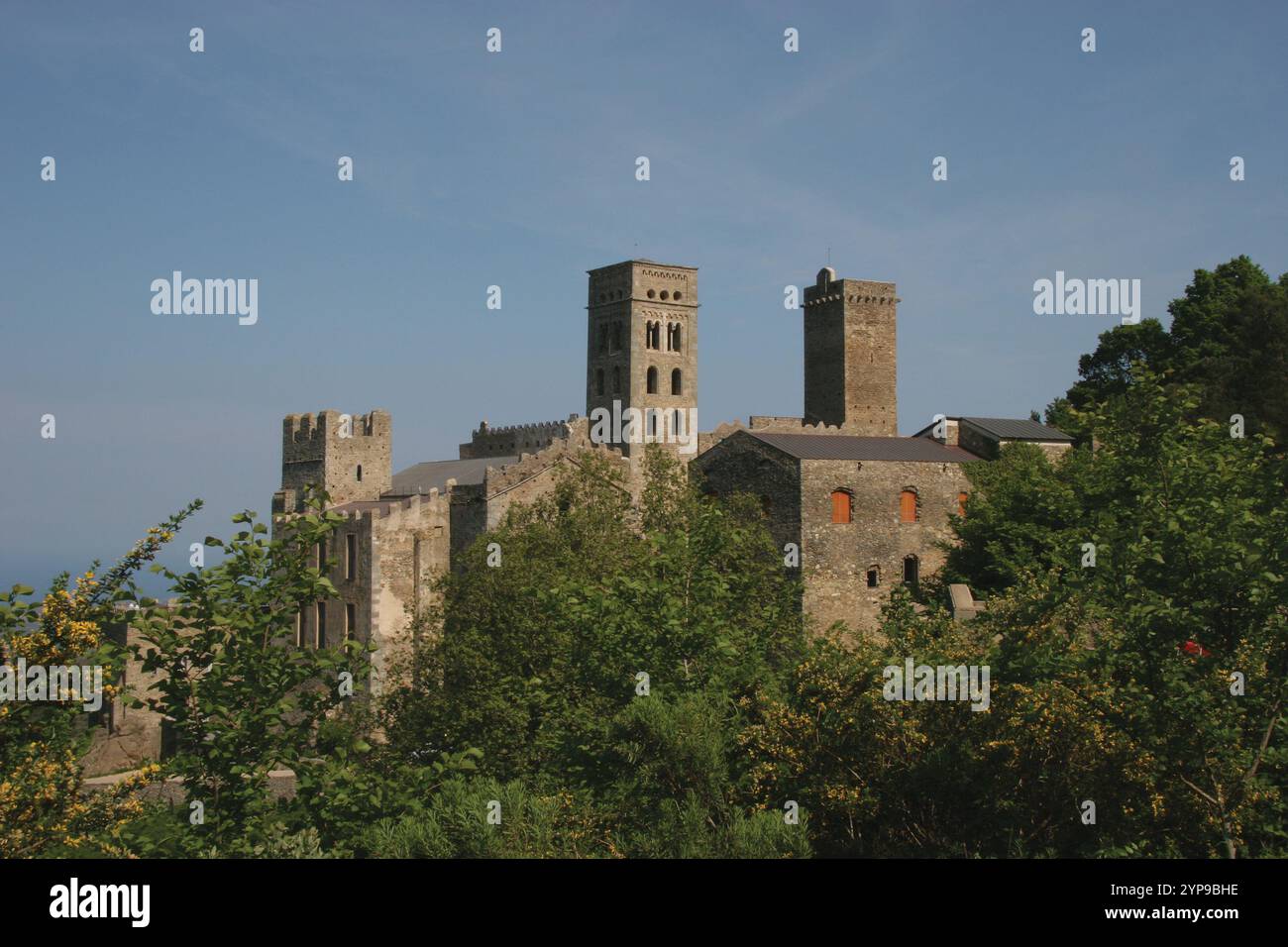 Monastero di Sant Pere de Roda (San Pietro delle Rose). Fondata intorno all'anno 900. Monastero benedettino. L'edificio attuale è datato XI secolo. Vi Foto Stock