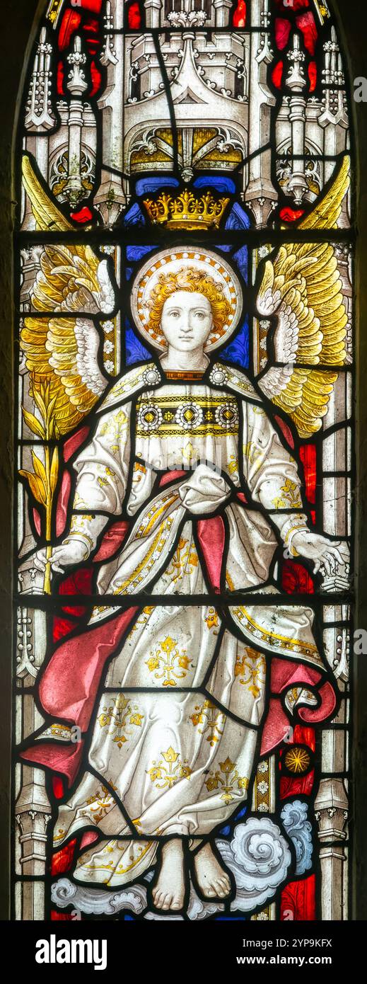 Particolare della vetrata raffigurante un angelo, Clayton e Bell, la chiesa di Boulge, Suffolk, Inghilterra, Regno Unito - Suffolk Regiment Memorial 1900 Foto Stock