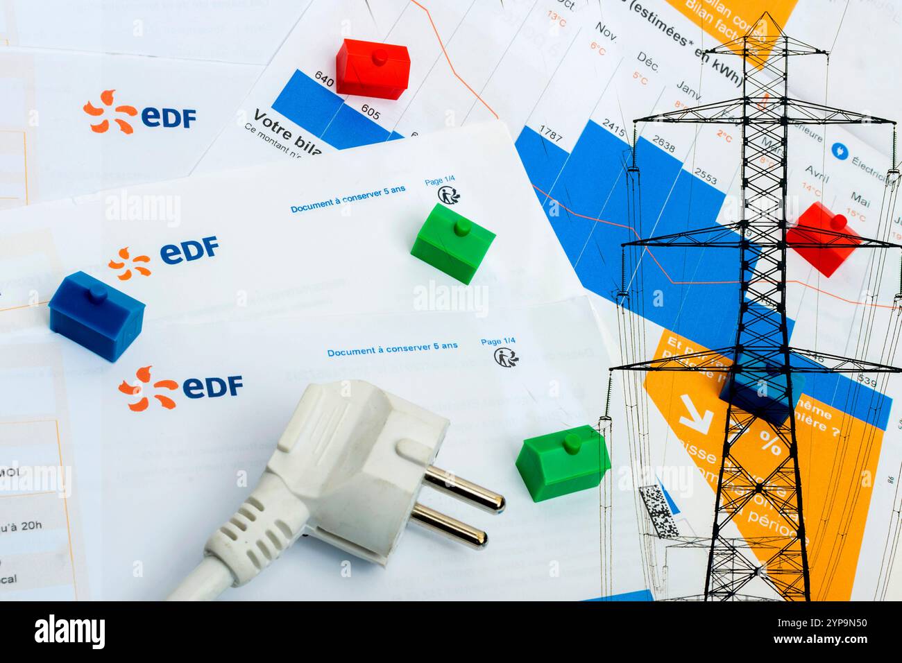 Bollette e report sul consumo energetico visualizzati con case colorate in un layout organizzato. Francia Foto Stock