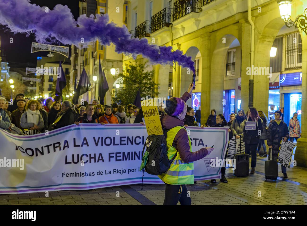 L'immagine mostra una manifestazione femminista affollata che si svolge nel centro storico di Logroño, in Spagna, la notte del 9 novembre 2024. Il protagono Foto Stock