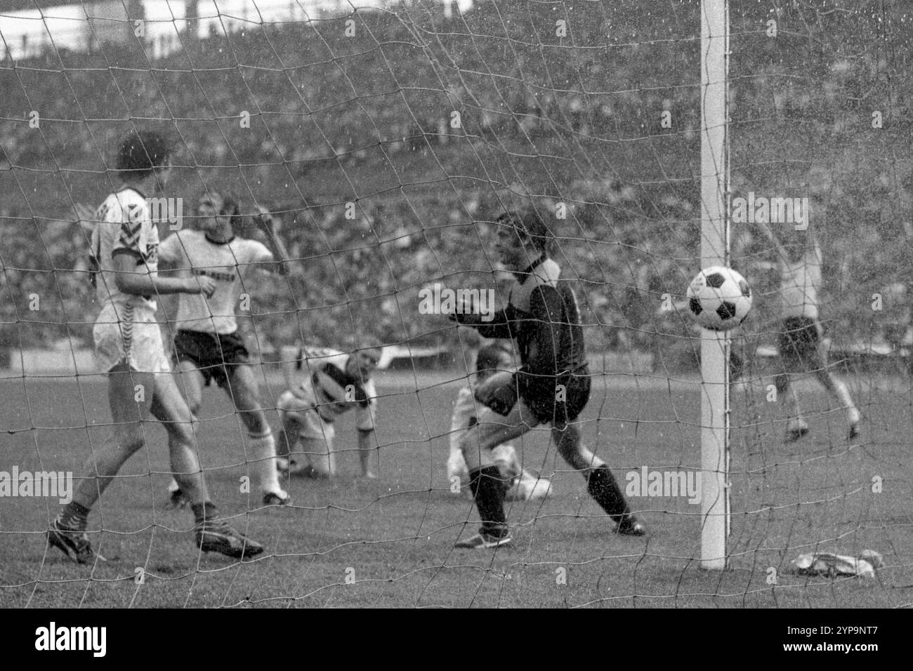 FOTO D'ARCHIVIO: Karl-Heinz 'Charly' KOERBEL avrà 70 anni il 1° dicembre 2024, Karl-Heinz KOERBEL K?rbel, Eintracht Frankfurt, segnerà il gol per farla 1-0, goal shot, Eintracht Frankfurt - MSV Duisburg 1-0, football, DFB Cup, finale, finale, finale, finale, finale, finale, finale, finale, partita, finale, finale, foto in bianco e nero, 21 giugno 1975. ? Foto Stock
