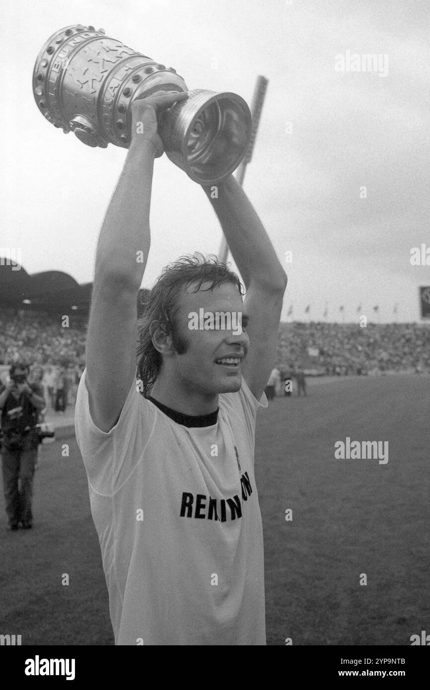 FOTO D'ARCHIVIO: Karl-Heinz 'Charly' KOERBEL avrà 70 anni il 1° dicembre 2024, Karl-Heinz KOERBEL K?rbel, marcatore del gol vincente, tiene alto il trofeo, giro d'onore, tifo, giubilazione, Eintracht Frankfurt - MSV Duisburg 1:0, calcio, DFB Cup, finale, finale, finale, finale, finale, partita, foto in bianco e nero, 21 giugno 1975. ? Foto Stock