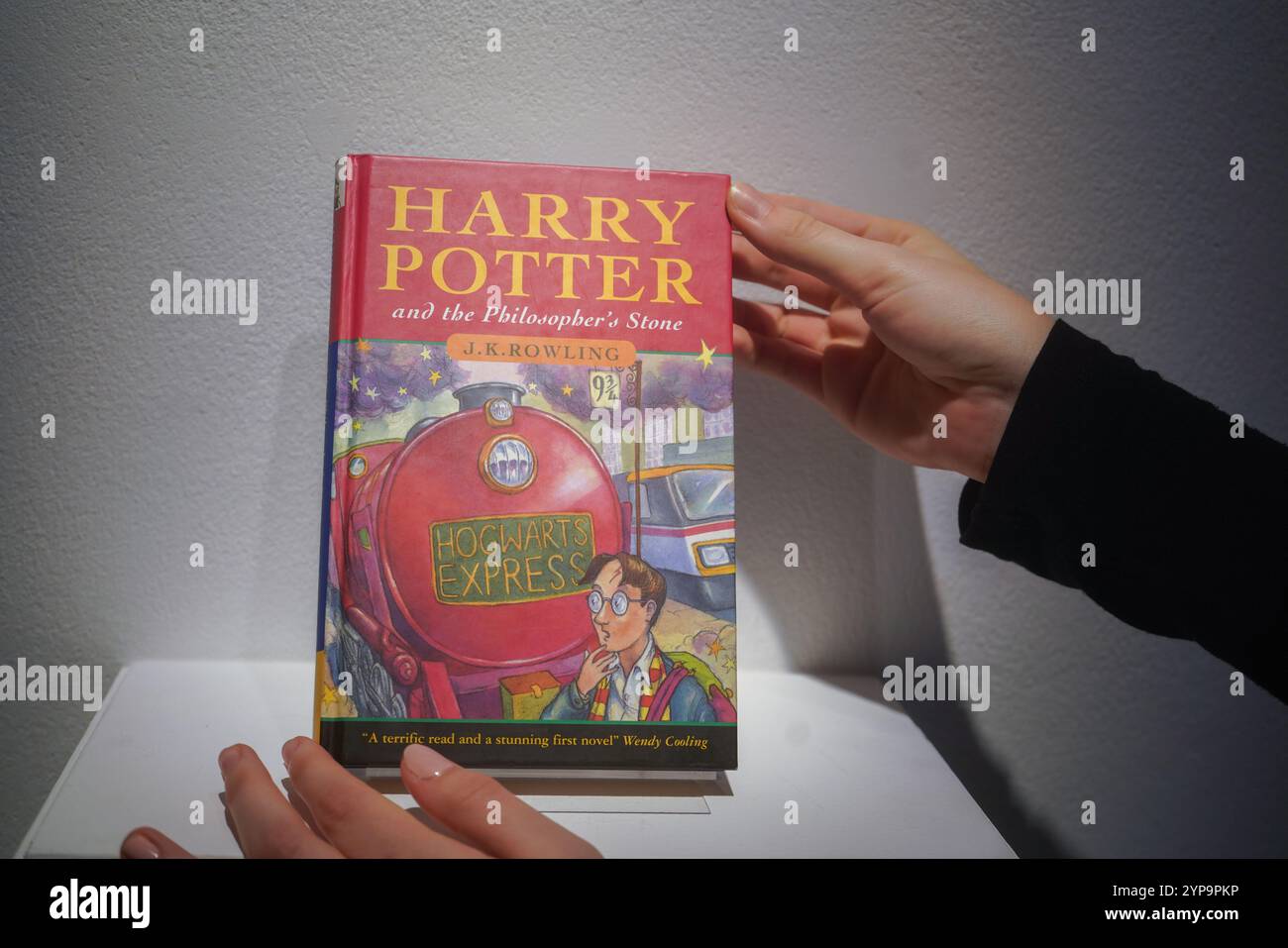 Londra, Regno Unito. 29 novembre 2024 Harry Potter and the Philosopher's Stone J.K. Rowling. Stima: GBP 80.000 - GBP 120.000. Anteprima dei saldi fantascienza e fantasy di Christie da Christie's.. I saldi online si svolgono dal 28 novembre al 12 dicembre. Credit.Amer Ghazzal/Alamy Live News Foto Stock