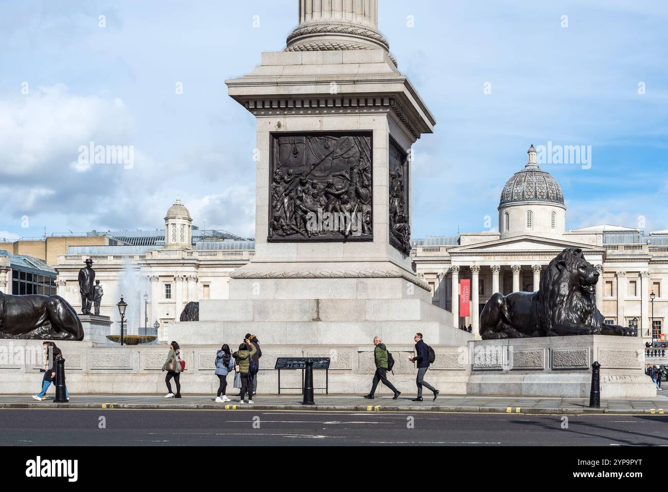 Londra, Regno Unito - 27 marzo 2024: Persone e turisti in Trafalgar Square a Londra, Regno Unito. Il nome della piazza commemora la battaglia di Trafalgar nella Napole Foto Stock