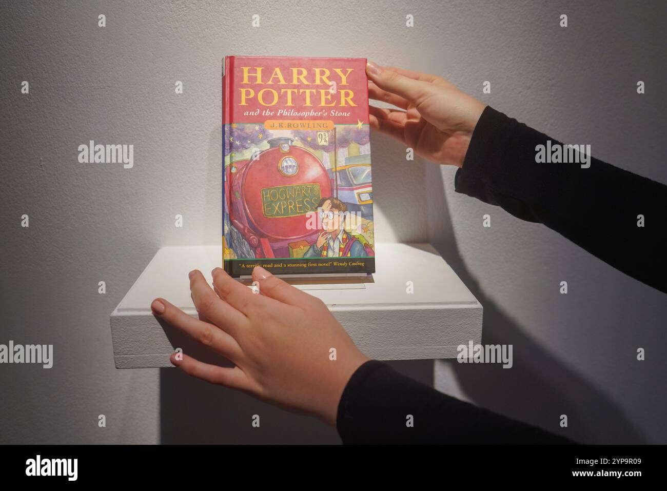 Londra, Regno Unito. 29 novembre 2024 Harry Potter and the Philosopher's Stone J.K. Rowling. Stima: GBP 80.000 - GBP 120.000. Anteprima dei saldi fantascienza e fantasy di Christie da Christie's.. I saldi online si svolgono dal 28 novembre al 12 dicembre. Credit.Amer Ghazzal/Alamy Live News Foto Stock