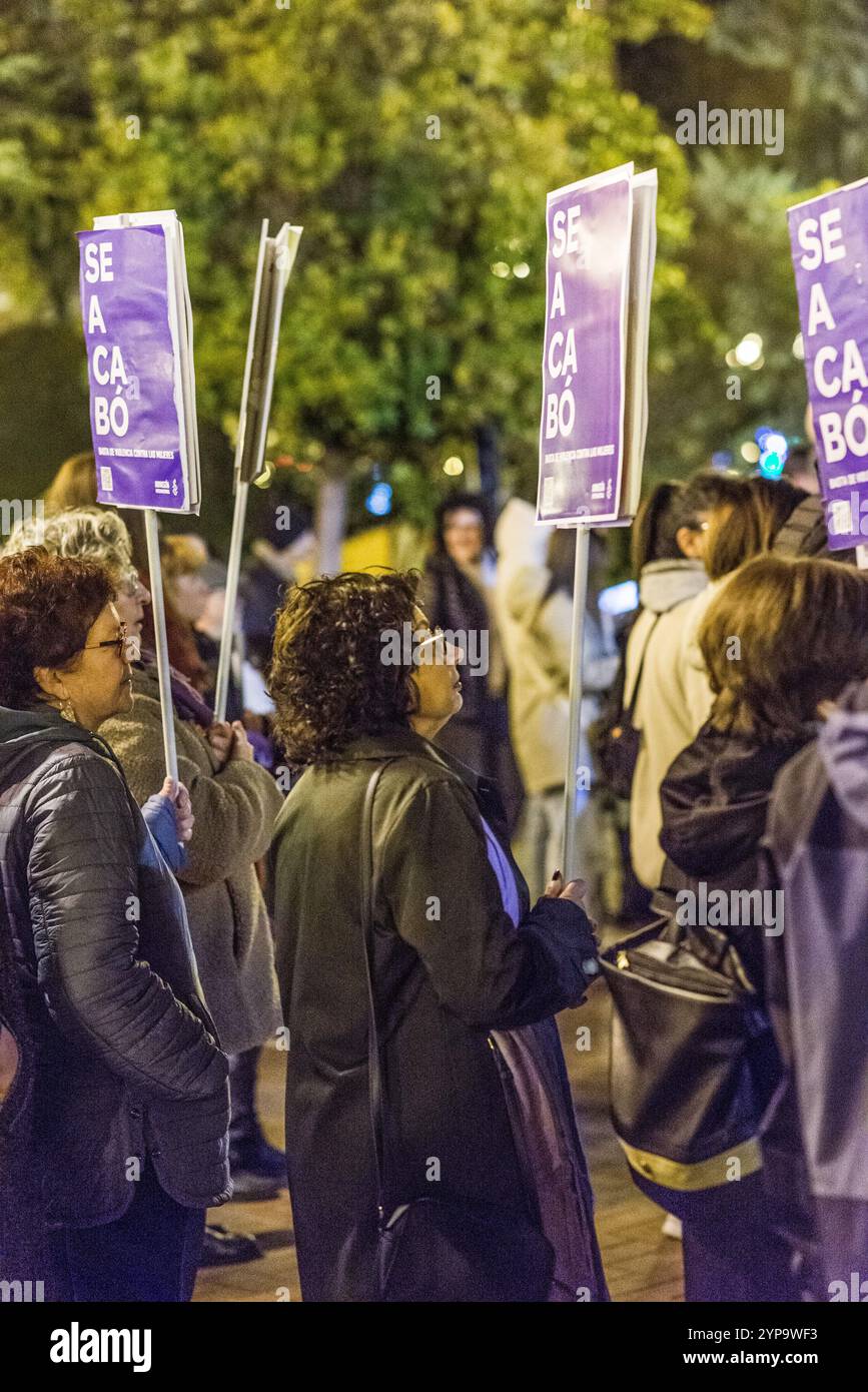 L'immagine mostra una manifestazione femminista affollata che si svolge nel centro storico di Logroño, in Spagna, la notte del 9 novembre 2024. Il protagono Foto Stock