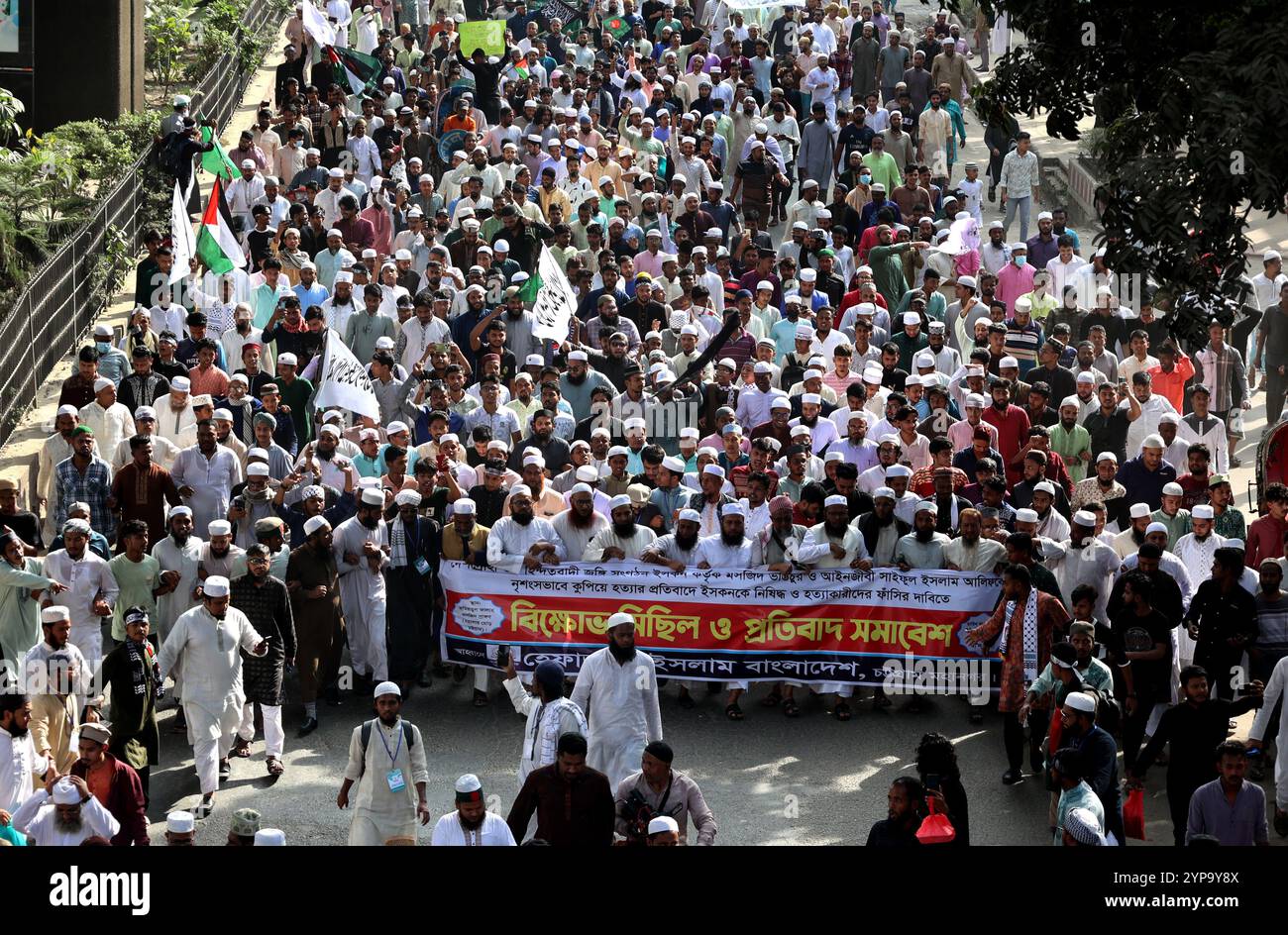 29 novembre 2024, Chittagong, Moschea Nazionale Jamiatul Falah, Bangladesh: In segno di protesta contro la richiesta di vietare l'ISKCON e l'uccisione del giovane avvocato Saiful Islam Alif a Chittagong, dopo le preghiere del venerdì di oggi, dopo la manifestazione di protesta nei locali della Moschea Nazionale Jamiatul Falah di Chittagong, Hefazte Islam Chittagong Metropolitan marciò su diverse strade della città. (Credit Image: © Mohammed Shajahan/ZUMA Press Wire) SOLO PER USO EDITORIALE! Non per USO commerciale! Foto Stock