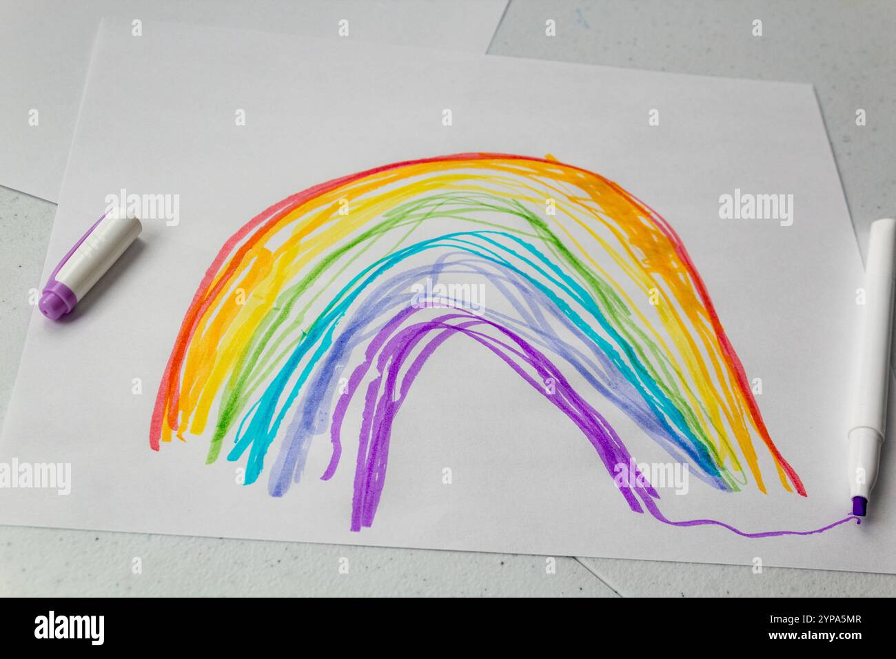 Disegno simile a un bambino di un arcobaleno su carta bianca con pennarelli Foto Stock