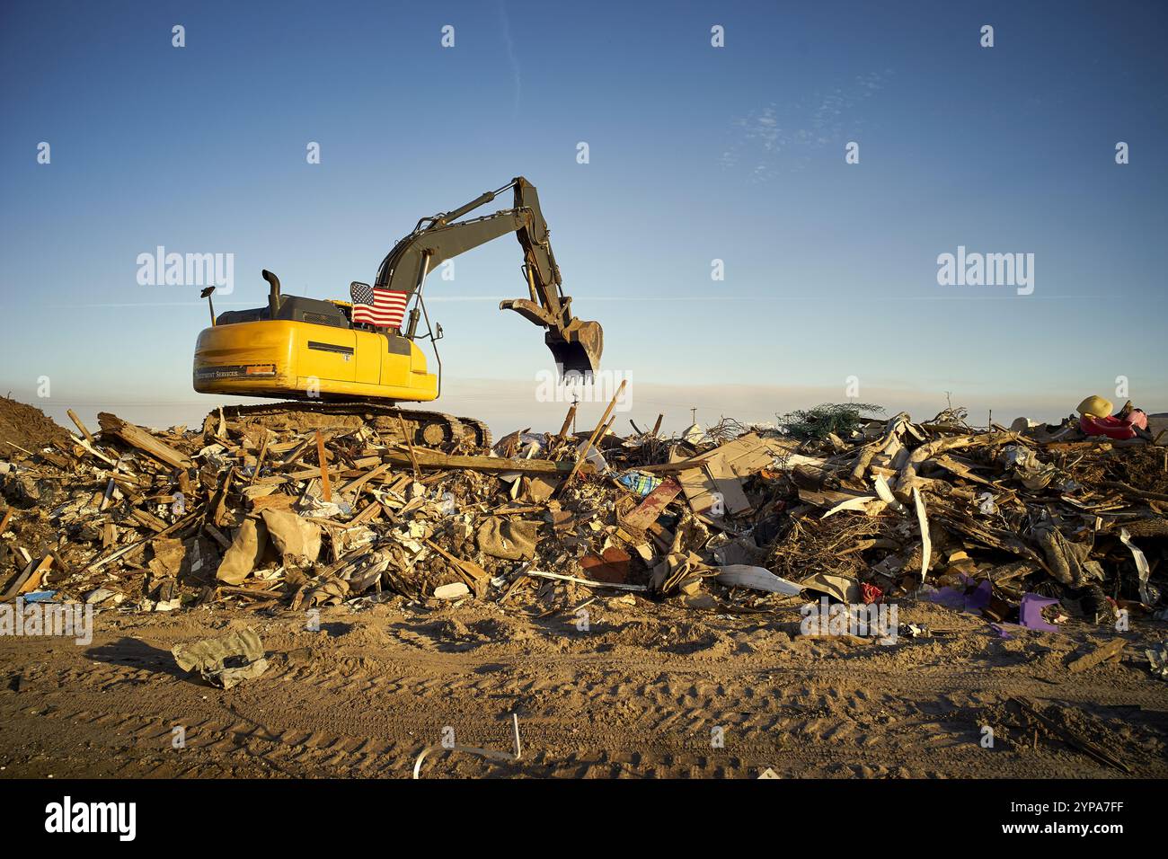 Un grande escavatore giallo è attivo Foto Stock