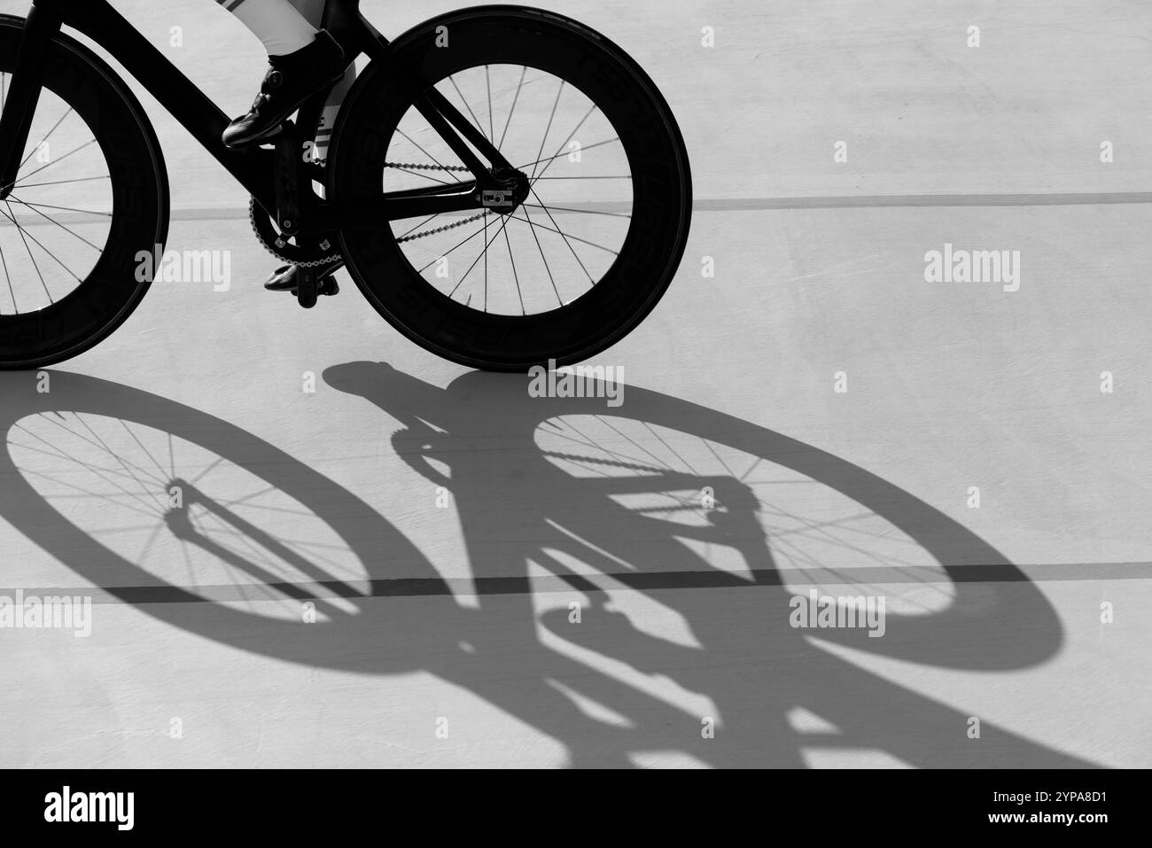 Getta l'ombra di un ciclista sul Velodrome Foto Stock