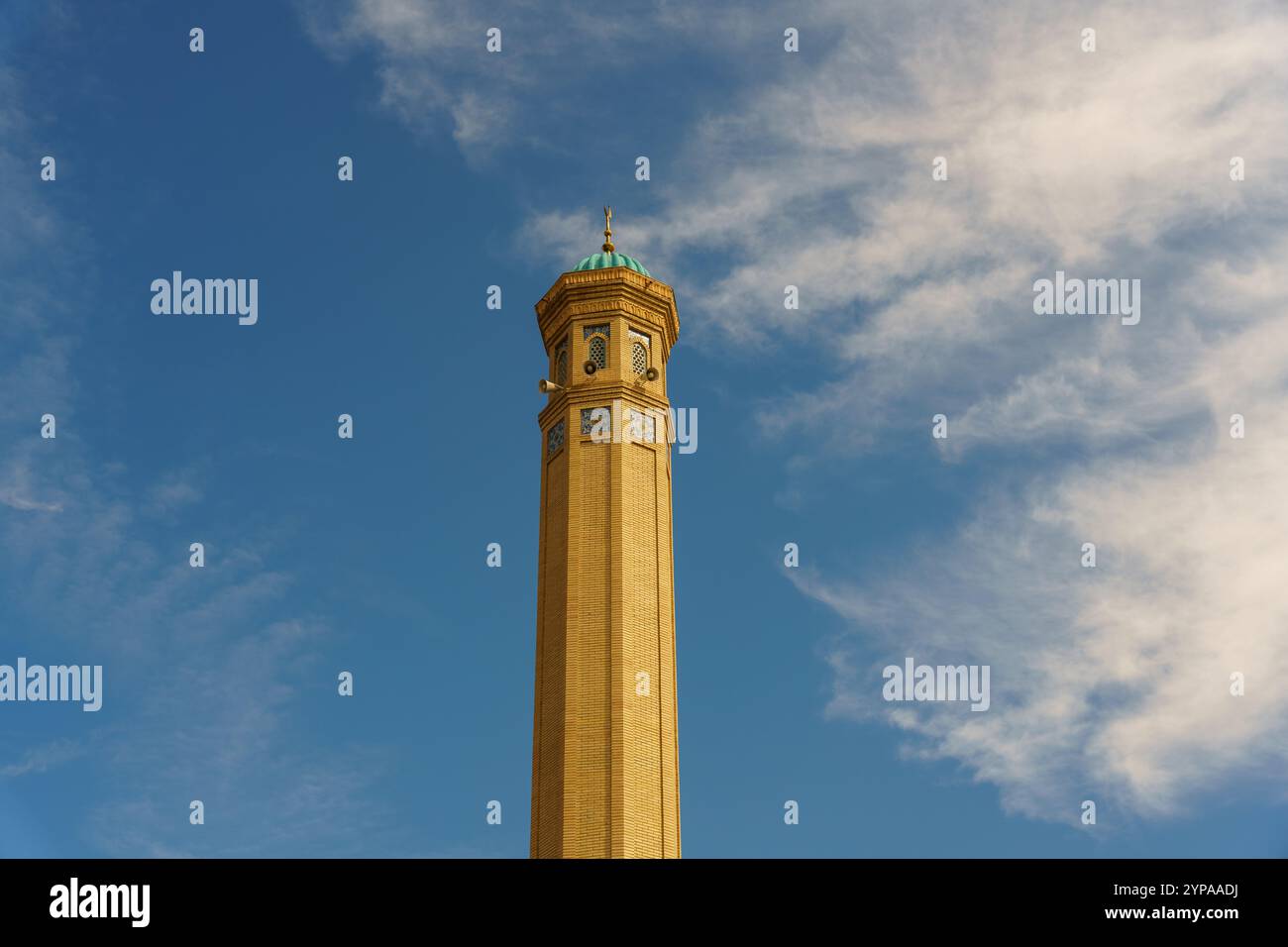 Un edificio alto con un orologio in cima Foto Stock