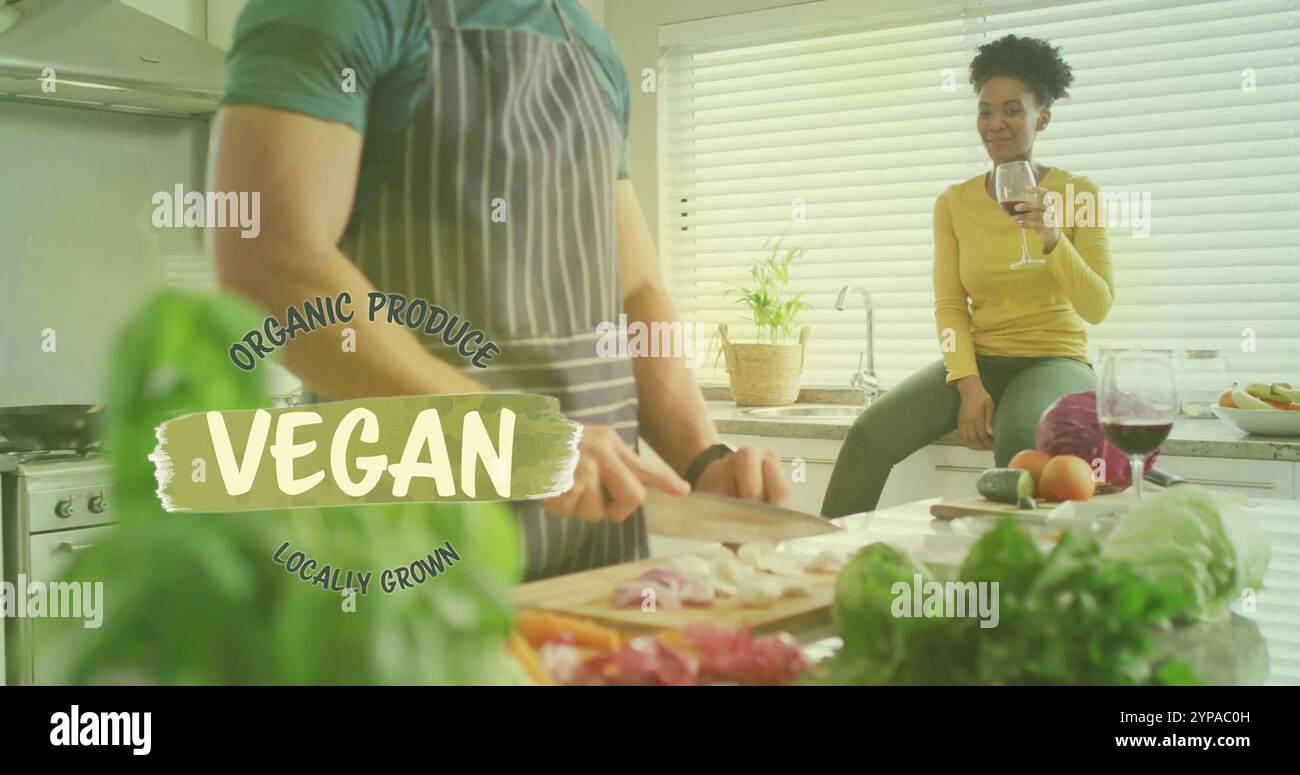 Immagine di testo vegano su diverse coppie che preparano pasti sani in cucina Foto Stock