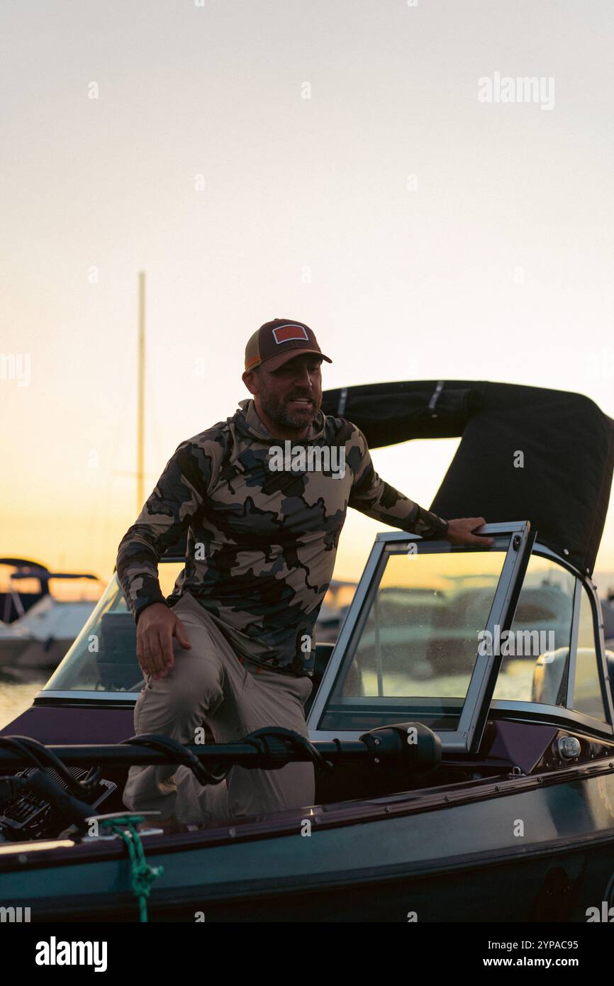 Un uomo è tornato dalla pesca su una barca Foto Stock