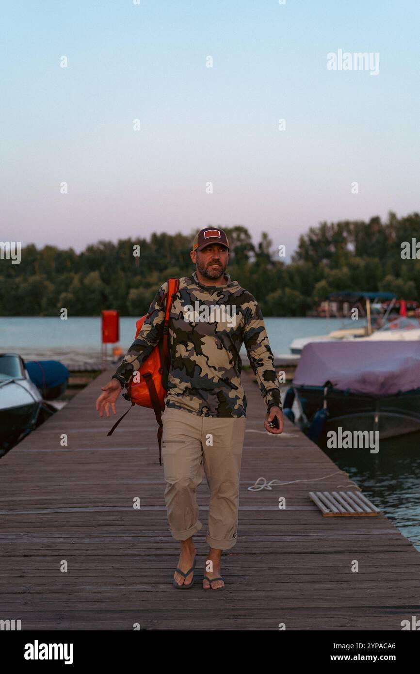 Un uomo è tornato dalla pesca su una barca Foto Stock