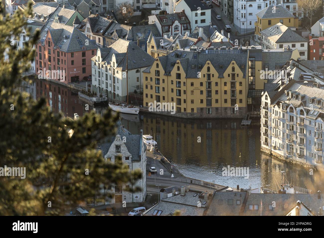 Incantevole Ålesund sull'acqua Foto Stock