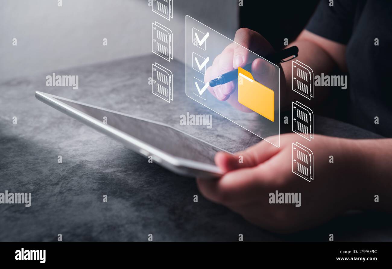 Caricamento dei documenti dalla cartella. Apri la cartella file con documenti volanti con il tablet digitale. Backup trasferimento dati. Condivisione di file e trasferimento di documenti. Foto Stock