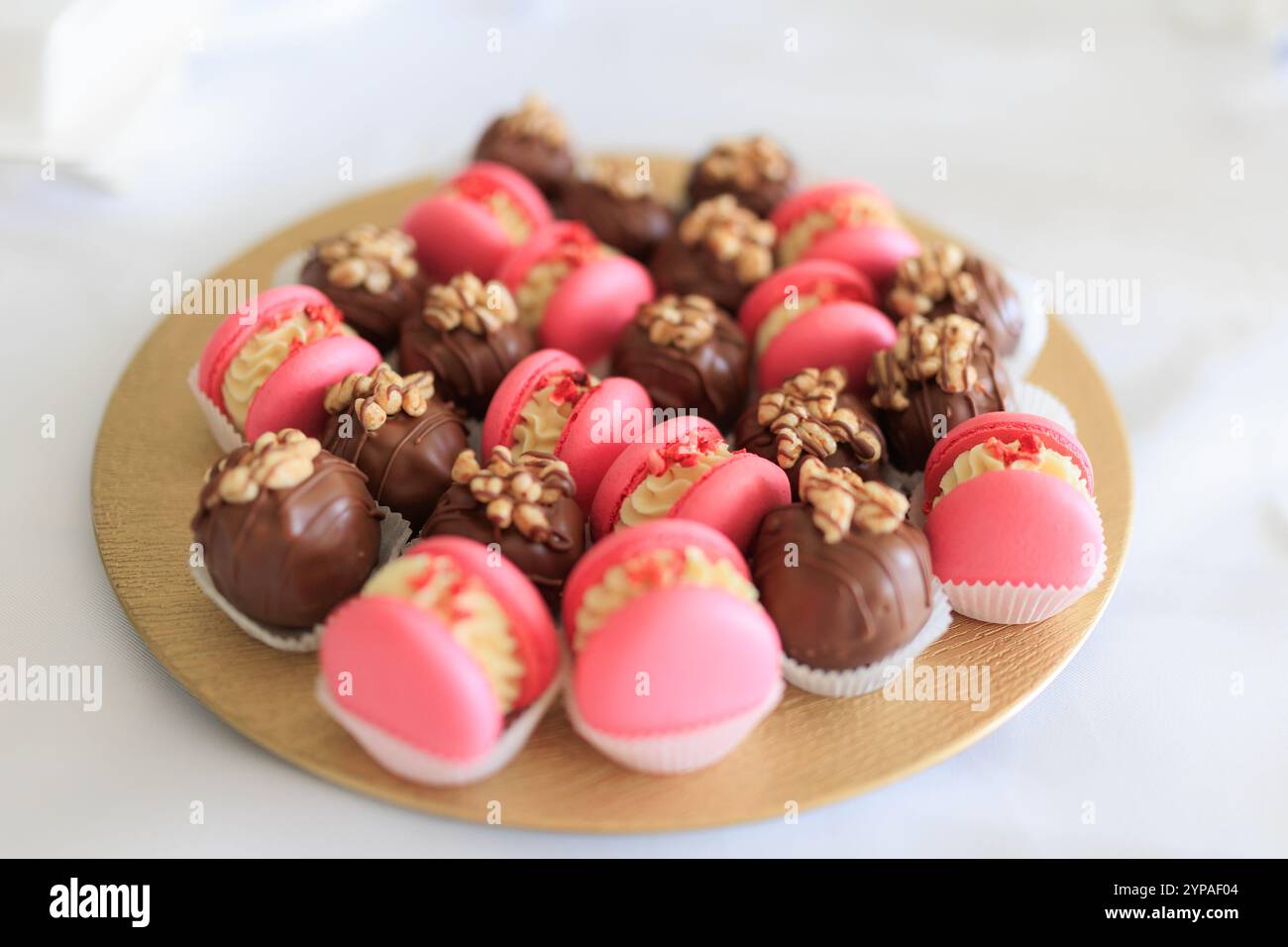 Macaroon colorati appena sfornati, biscotti macaron Foto Stock