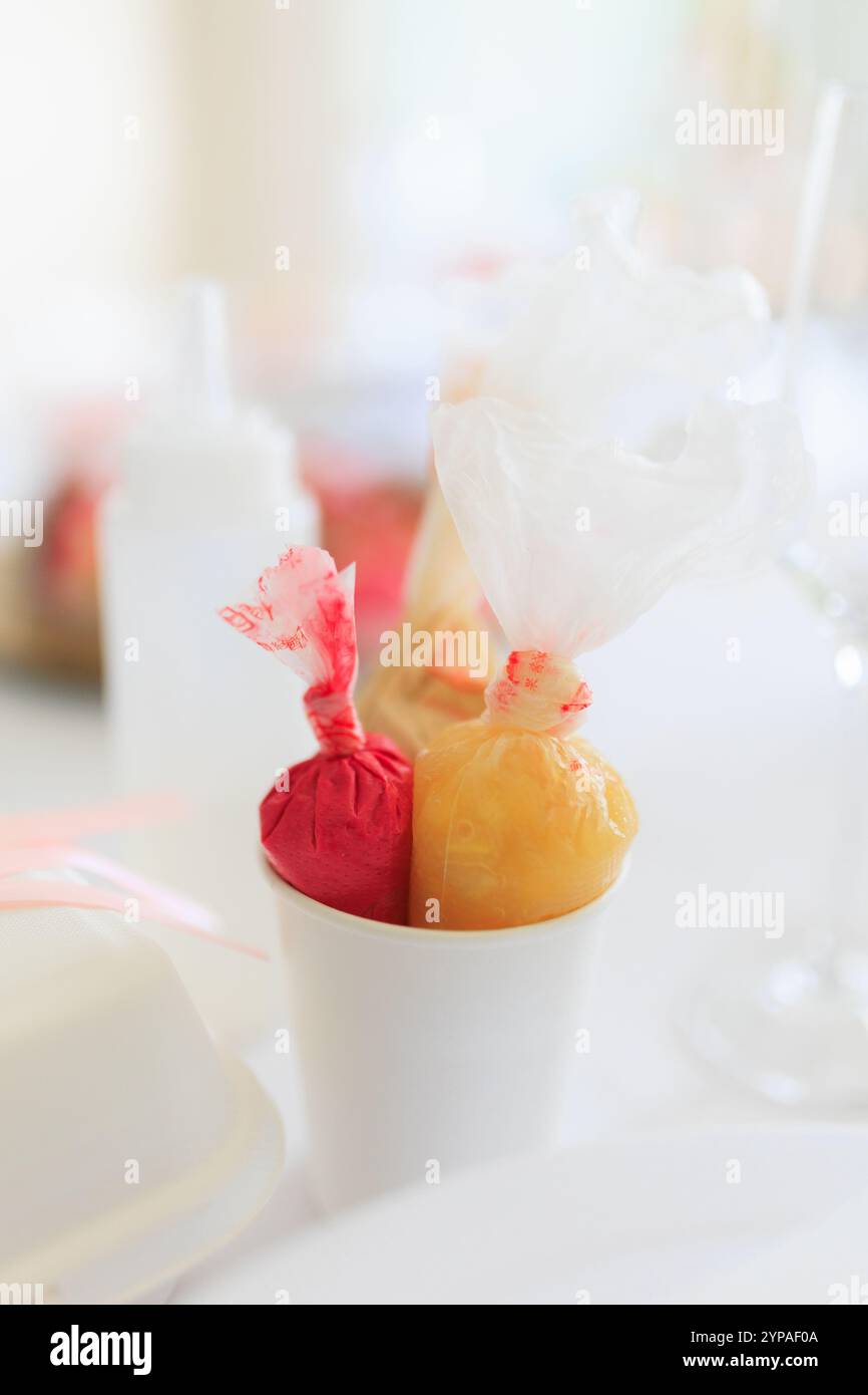 Processo di preparazione dei dessert, ripieno di frutta Foto Stock