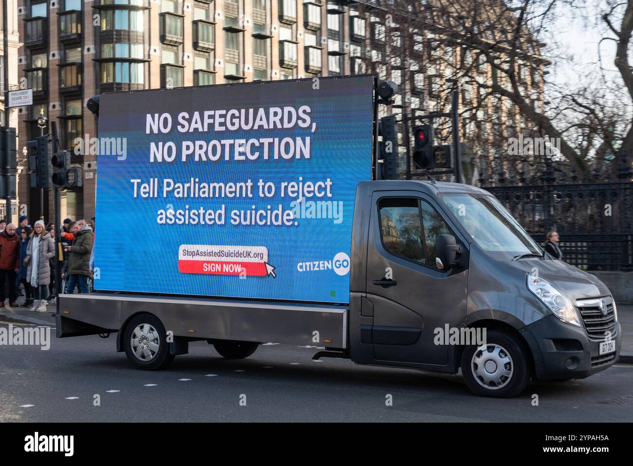 Westminster, Londra, Regno Unito. 29 novembre 2024. Il disegno di legge dei membri privati sulla morte assistita (legge sulla fine della vita) dovrebbe avere la sua seconda lettura in Parlamento questa mattina. L'obiettivo generale della legge è quello di consentire agli adulti di età pari o superiore ai 18 anni, che hanno capacità mentali, sono malati terminali e sono negli ultimi sei mesi della loro vita, di chiedere assistenza a un medico per porre fine alla loro vita. Proposto dal deputato laburista Kim Leadbeater, il disegno di legge ha concentrato il sostegno e le proteste di vari gruppi. CitizenGO mobile van sign che chiede al Parlamento di respingere il disegno di legge Foto Stock