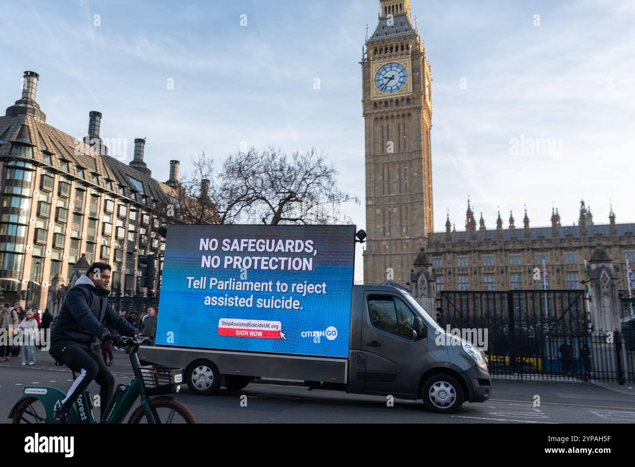 Westminster, Londra, Regno Unito. 29 novembre 2024. Il disegno di legge dei membri privati sulla morte assistita (legge sulla fine della vita) dovrebbe avere la sua seconda lettura in Parlamento questa mattina. L'obiettivo generale della legge è quello di consentire agli adulti di età pari o superiore ai 18 anni, che hanno capacità mentali, sono malati terminali e sono negli ultimi sei mesi della loro vita, di chiedere assistenza a un medico per porre fine alla loro vita. Proposto dal deputato laburista Kim Leadbeater, il disegno di legge ha concentrato il sostegno e le proteste di vari gruppi. CitizenGO mobile van sign che chiede al Parlamento di respingere il disegno di legge Foto Stock