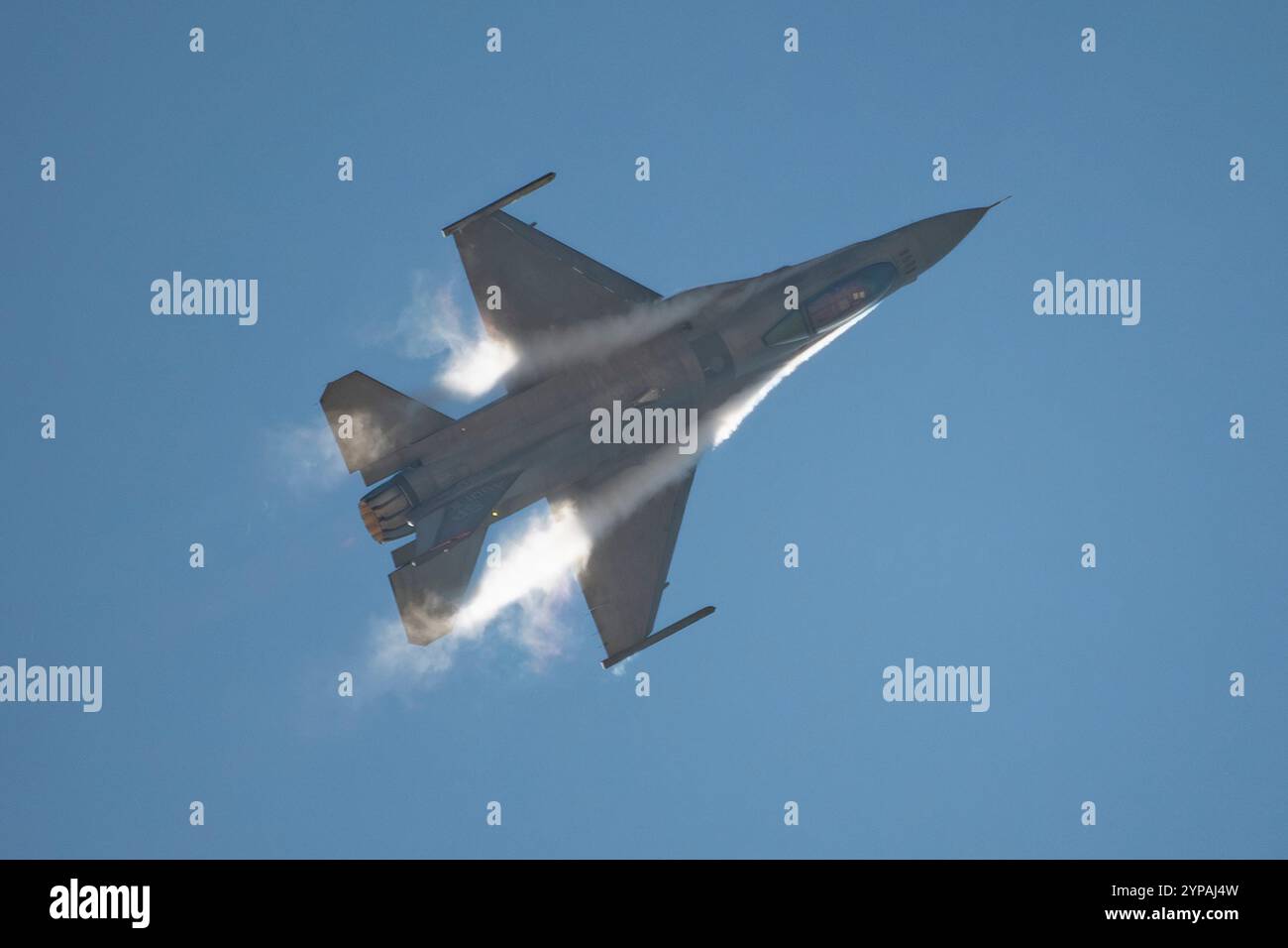 Il capitano Ethan Smith, pilota del Pacific Air Forces F-16 Demonstration Team, conduce una dimostrazione aerobatica in un F-16 Fighting Falcon dur Foto Stock