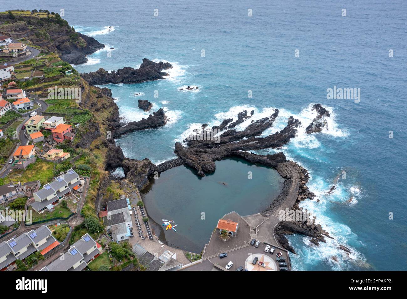 Costa di roccia lavica con piscina naturale nell'Oceano Atlantico a Seixal, vista aerea, Madeira Foto Stock