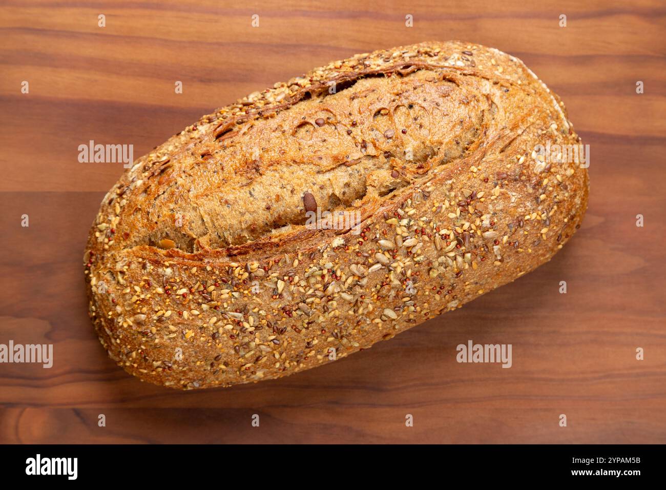 Pane con impasto di origine seminato con semi e cereali Foto Stock