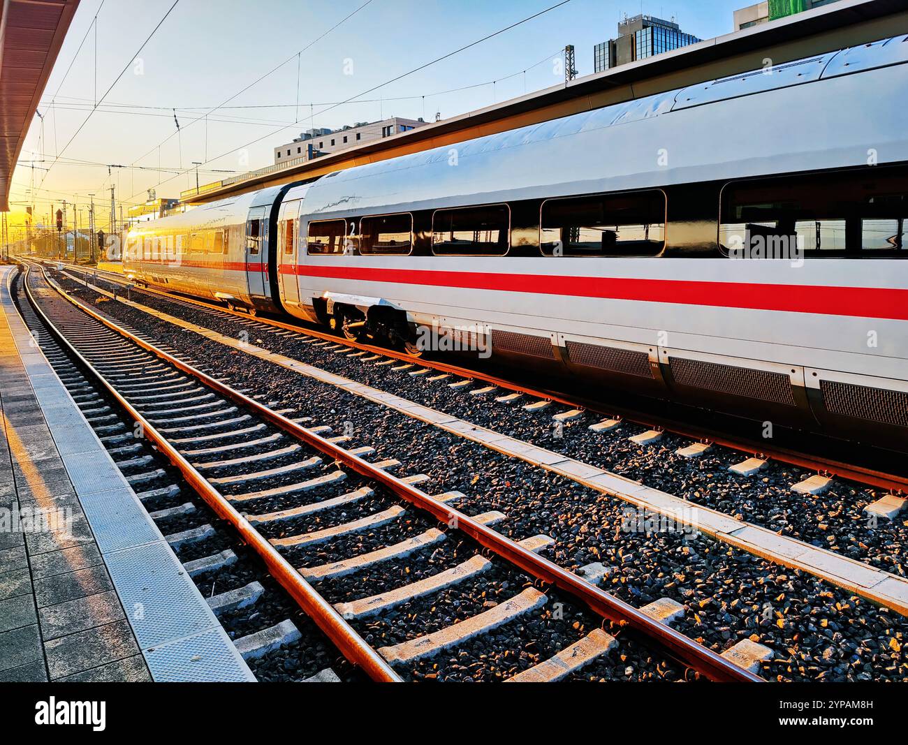 Stazione centrale con Intercity-Express ICE all'alba, Germania, Renania settentrionale-Vestfalia, Ruhr area, Dortmund Foto Stock