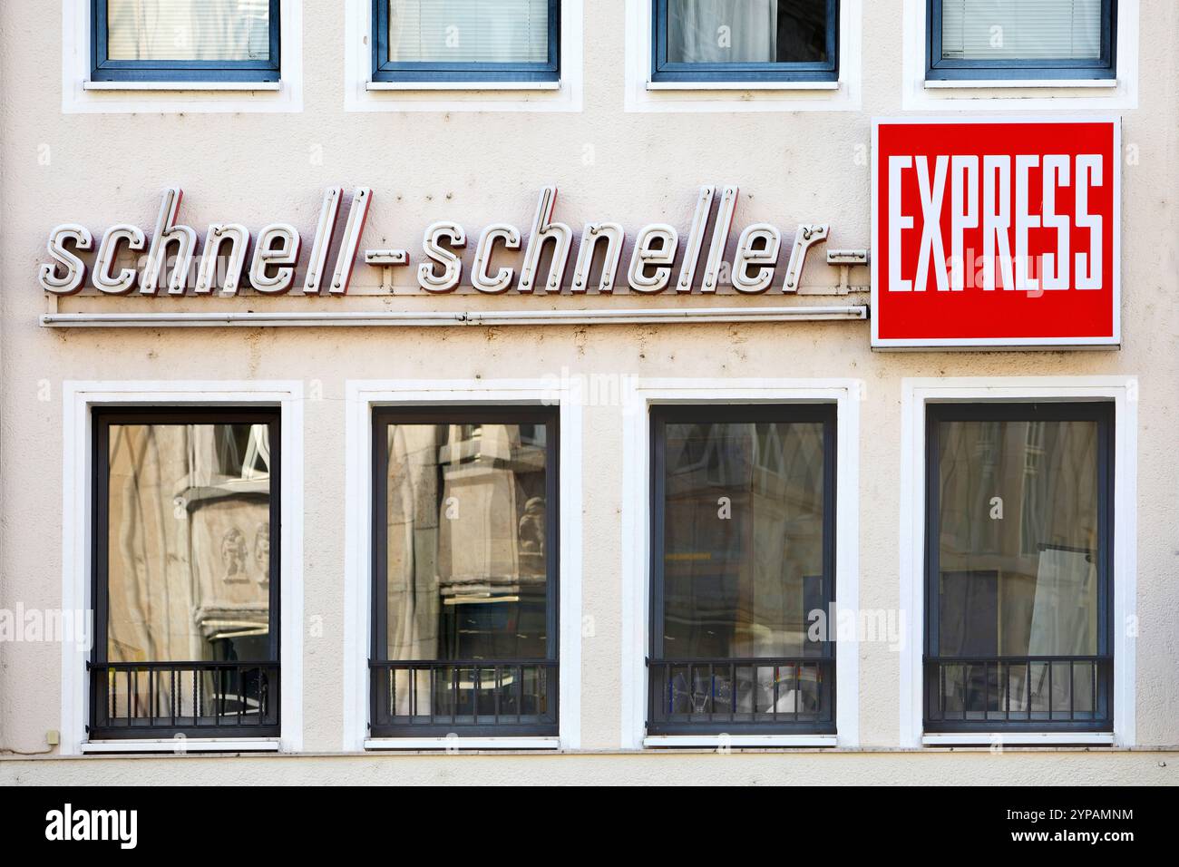 Lettere sul muro di una casa: schnell schneller Express, giornale regionale tedesco, Germania, Renania settentrionale-Vestfalia, Bonn Foto Stock