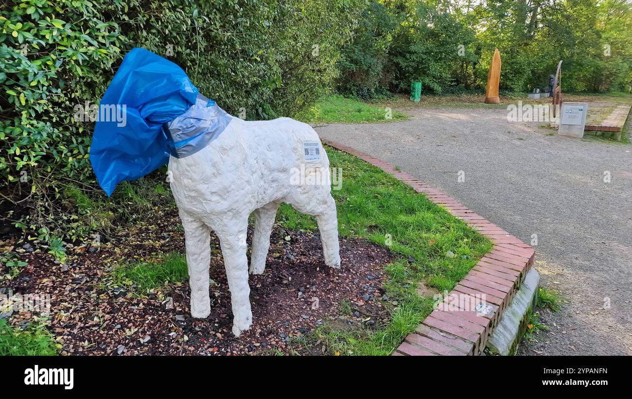 Scultura di asino decapitato che si trova sul sentiero ciclistico e escursionistico «Rheinischer Esel», Head scomparso, Germania, Renania settentrionale-Vestfalia, Ruhr area, WIT Foto Stock