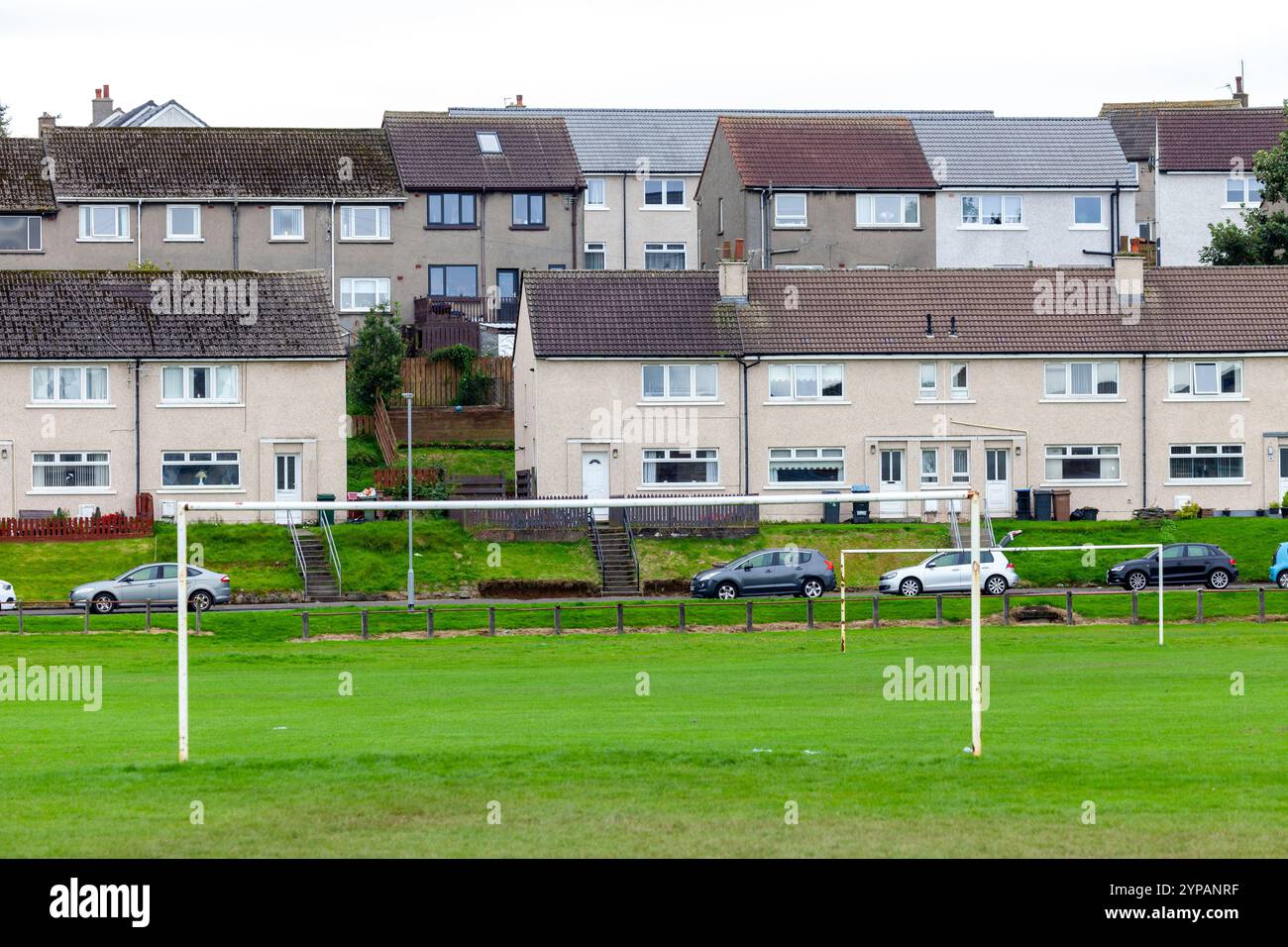 Una fila di case a Drongan, un ex villaggio minerario, nell'East Ayrshire, in Scozia Foto Stock