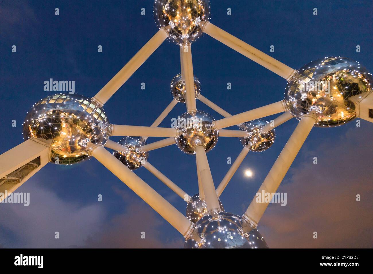 Atomium costruito per il 1958 Fiera mondiale di Bruxelles (Expo 58) su Plateau du Heysel / Heizel a Bruxelles, Belgio © Wojciech Strozyk / Alamy Stock Photo Foto Stock