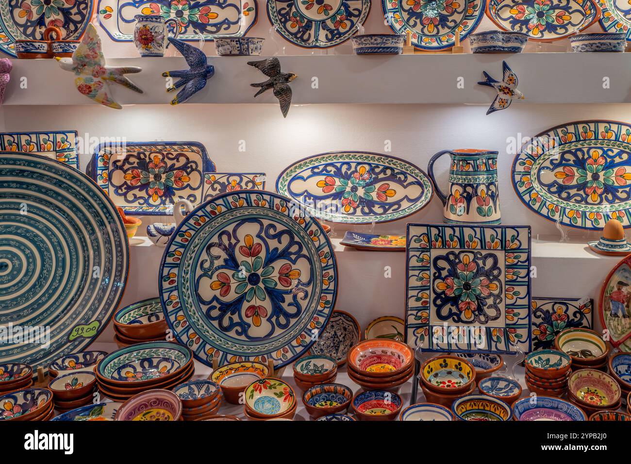 Ceramica colorata in vendita nel negozio Viva Maria Cerâmica, Tavira, Algarve, Portogallo Foto Stock