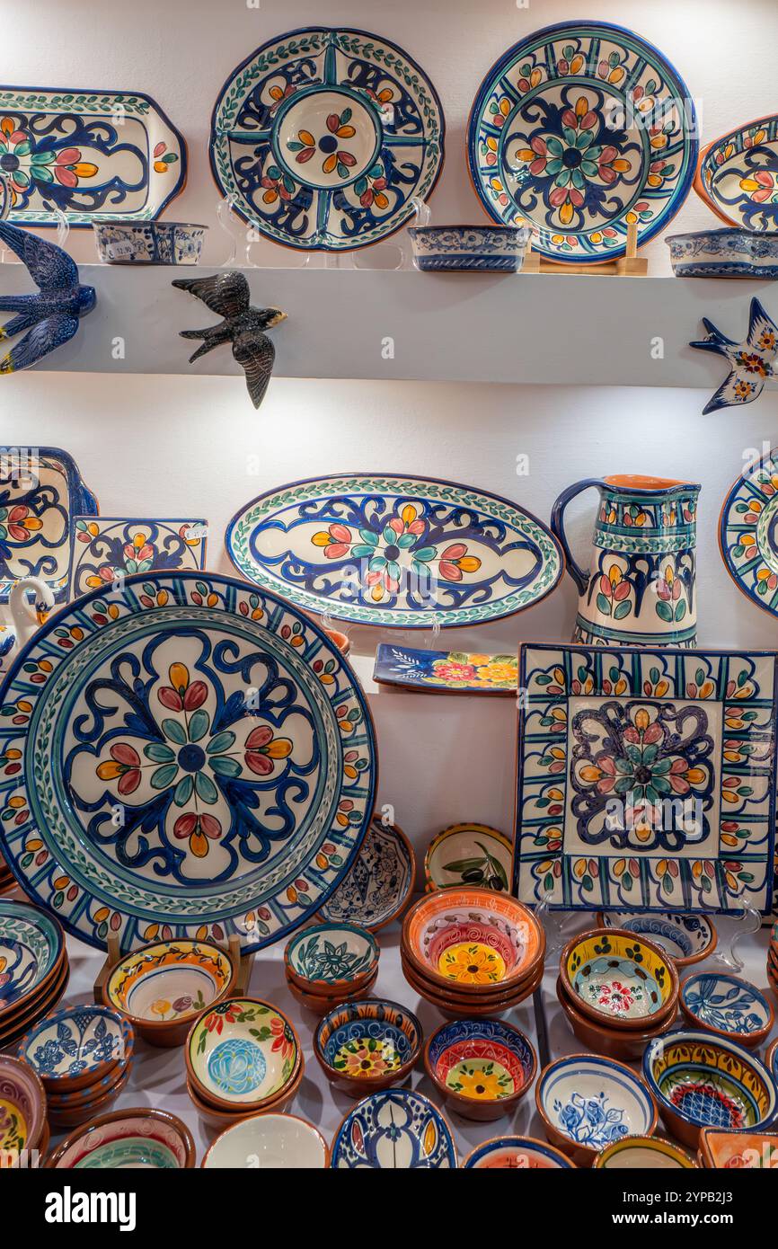 Ceramica colorata in vendita nel negozio Viva Maria Cerâmica, Tavira, Algarve, Portogallo Foto Stock