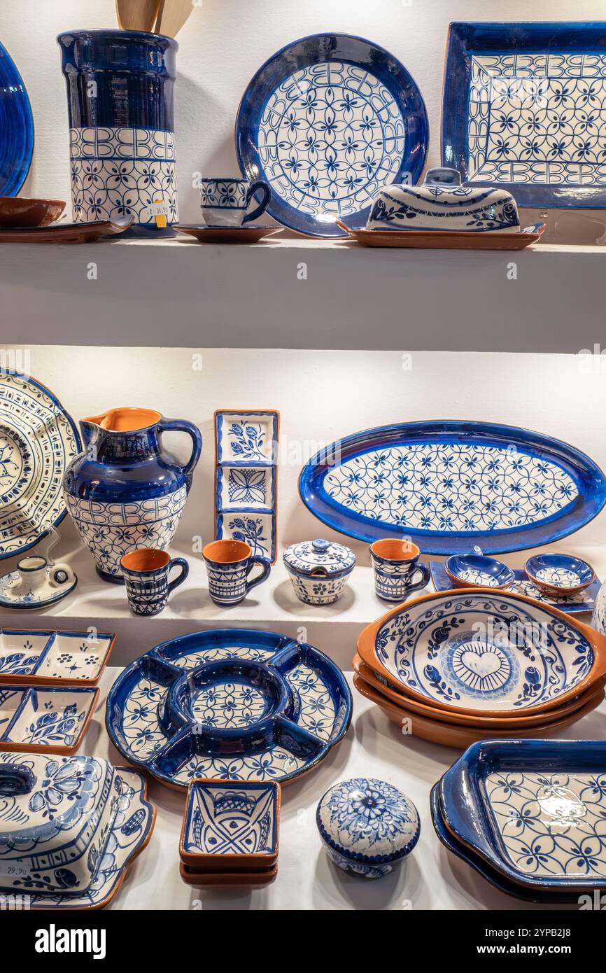 Ceramica colorata in vendita nel negozio Viva Maria Cerâmica, Tavira, Algarve, Portogallo Foto Stock