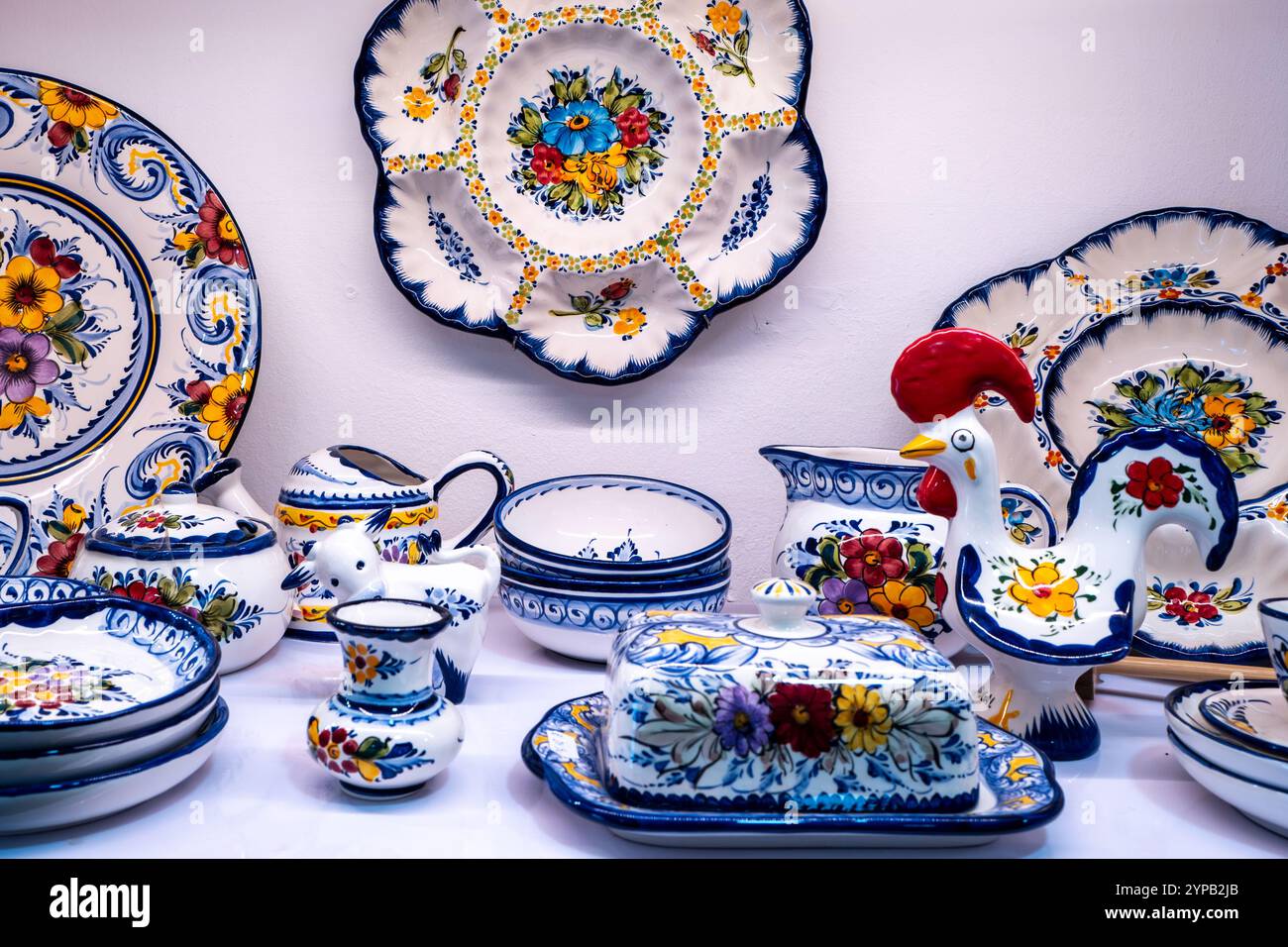 Ceramica colorata in vendita nel negozio Viva Maria Cerâmica, Tavira, Algarve, Portogallo Foto Stock