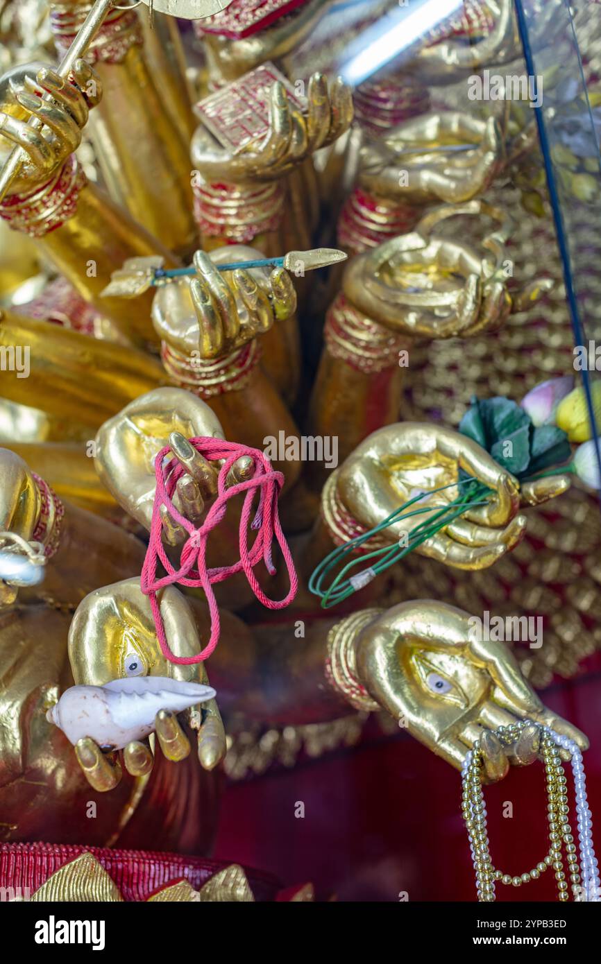 Statua di Bodhisattva Avalokitesvara dalle mille armi in un santuario cinese a Talat noi, Bangkok, Thailandia. Dettagli. Foto Stock