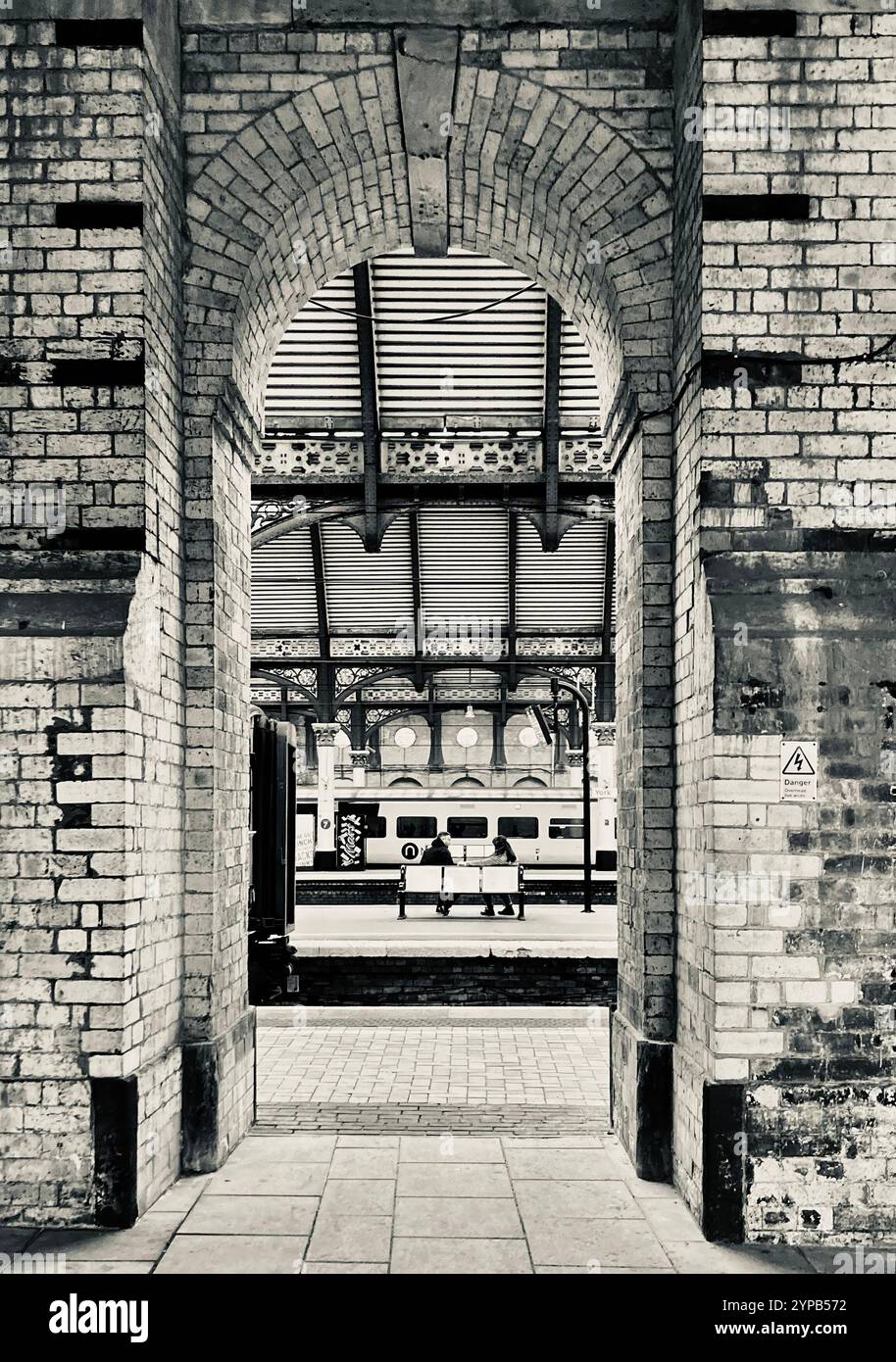 La splendida e storica stazione ferroviaria vittoriana di York, nel nord dello Yorkshire, nel nord dell'Inghilterra, nel Regno Unito Foto Stock