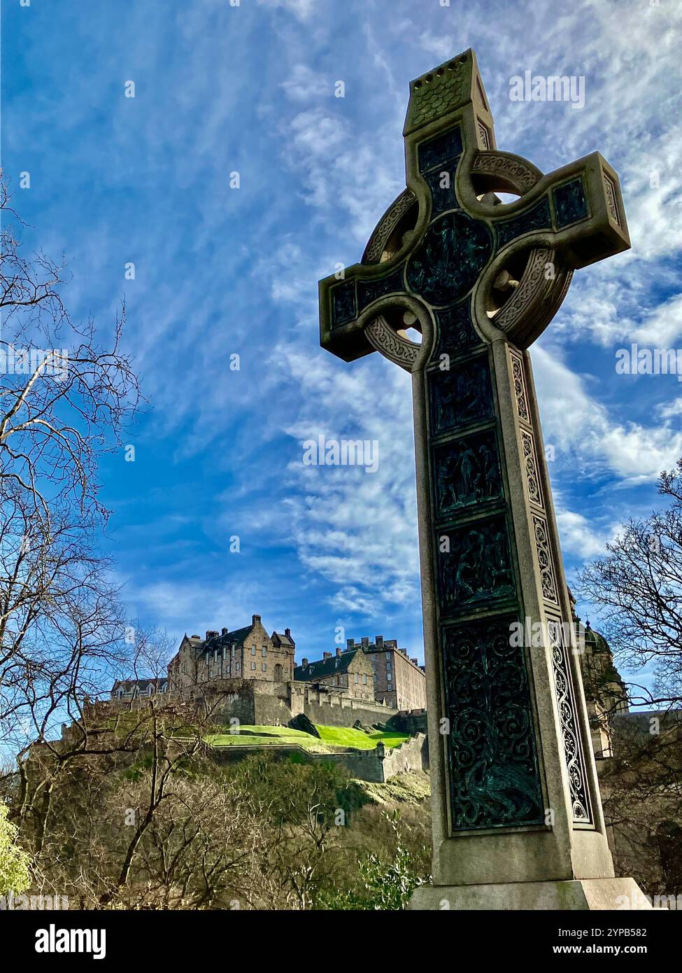 Una vista del Castello di Edimburgo con il Dean Ramsey Memorial Cross, da Princes Street, Scozia centrale - Immagine stock catturata con smartphone