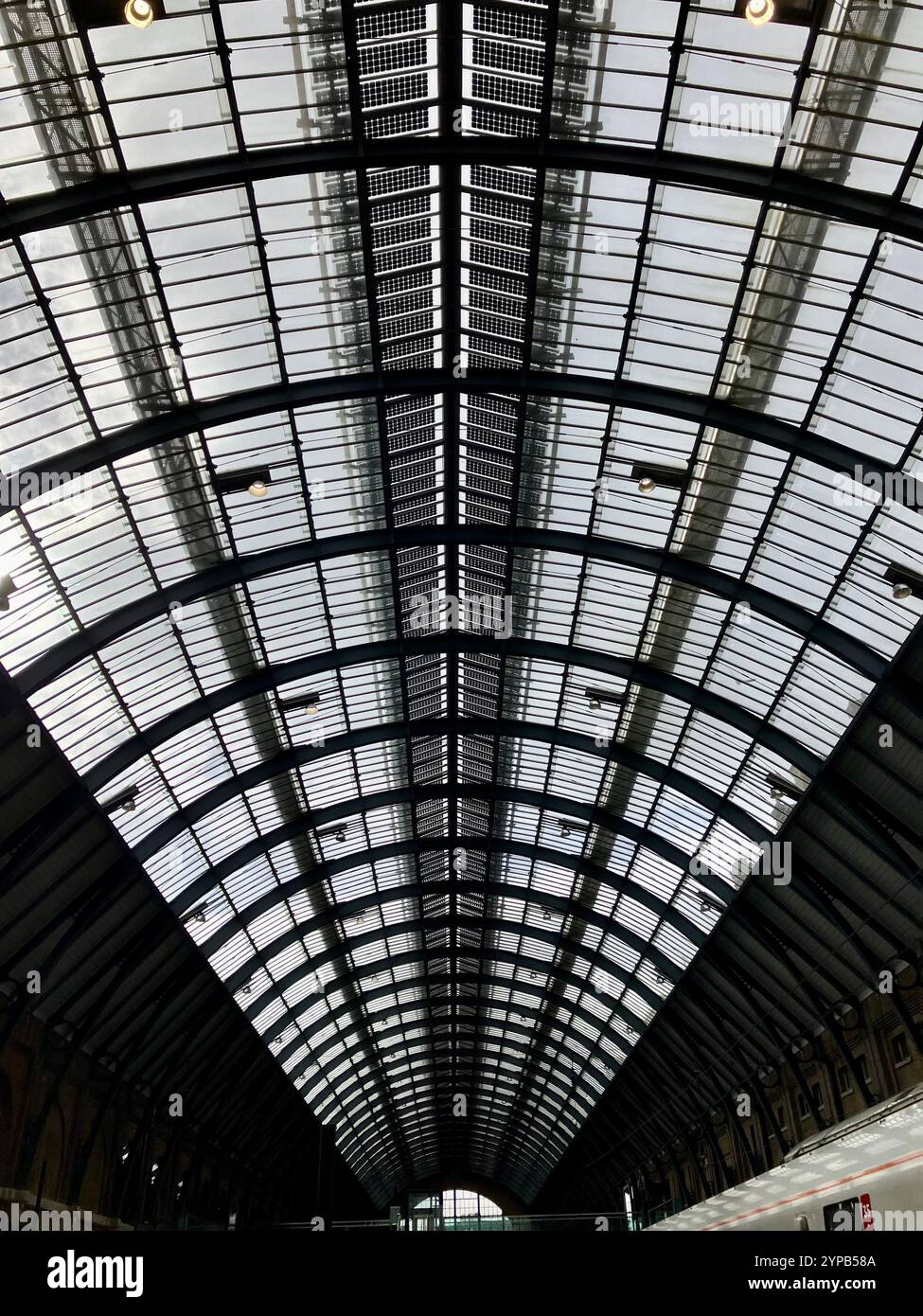 Una sezione di tetto restaurato presso la storica stazione ferroviaria vittoriana di Kings Cross, Londra, Regno Unito Foto Stock