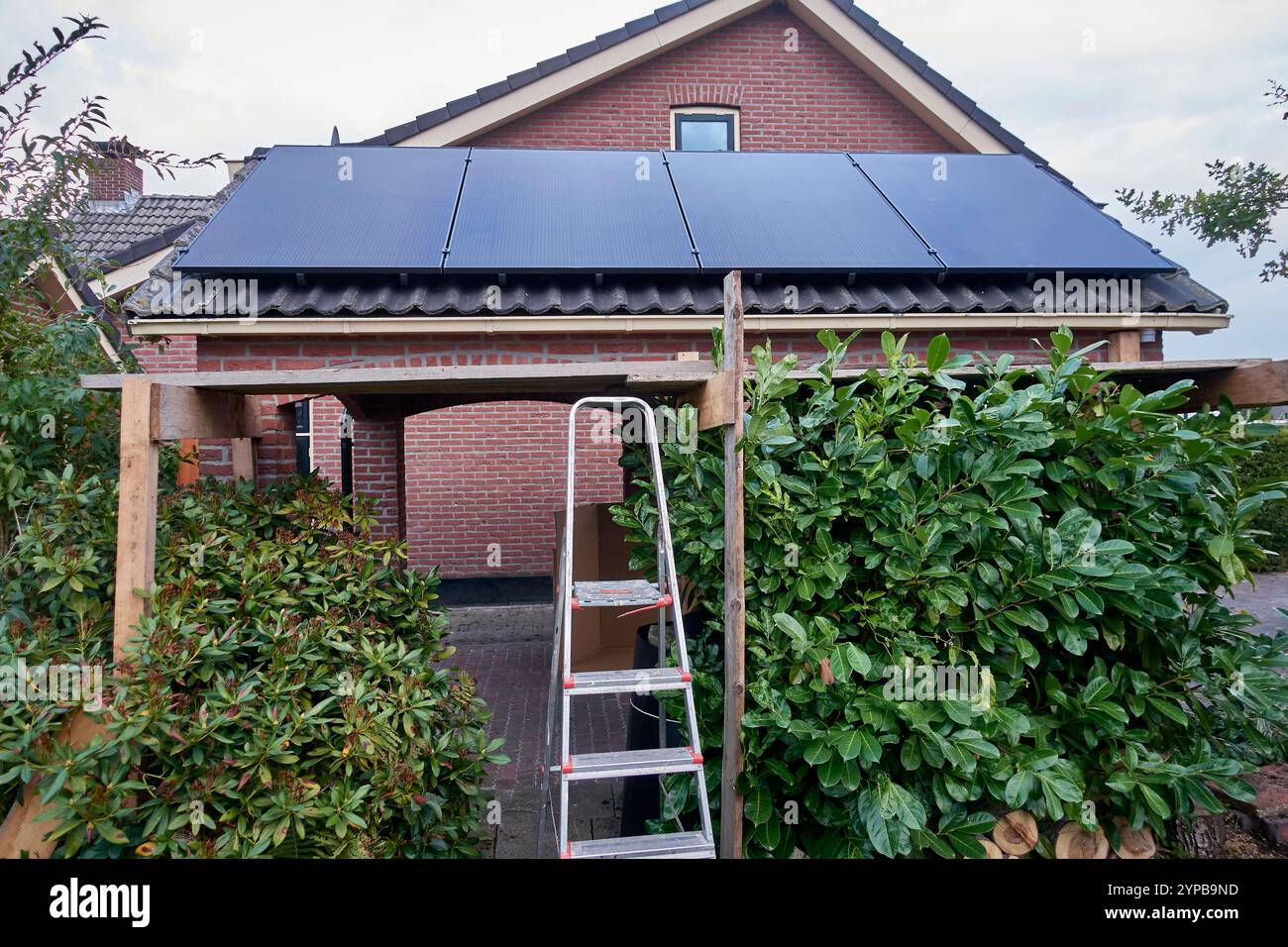 Un piccolo impianto solare residenziale installato su un autoporto di una casa olandese, che mostra chi ha avuto successo la politica olandese per l'energia verde. Foto Stock