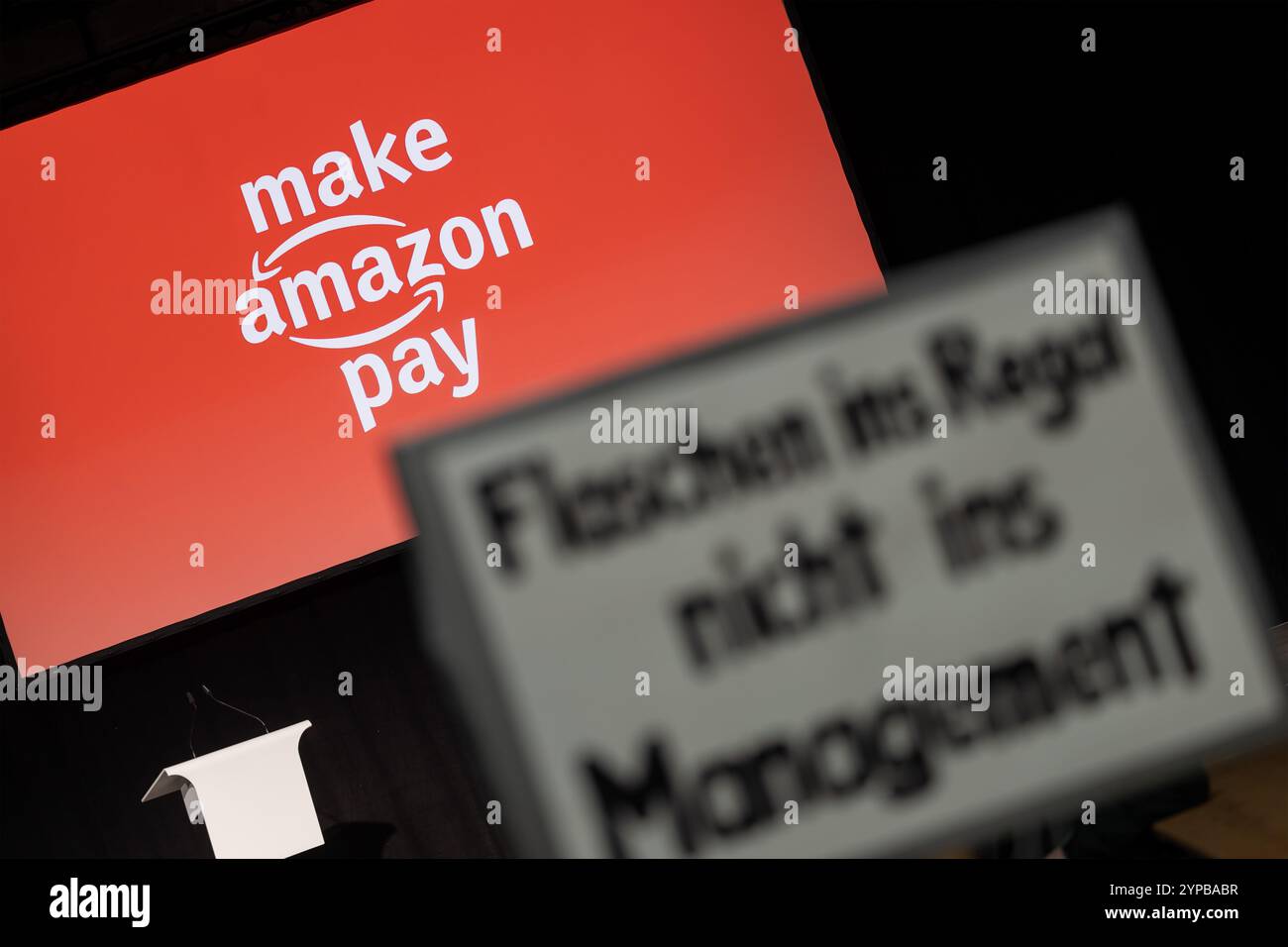 29 novembre 2024, Assia, Bad Hersfeld: Con lo slogan "Make amazon Pay", circa 400 - 500 dipendenti Amazon dalla Germania si sono Uniti a colleghi provenienti da Stati Uniti, Svezia, Regno Unito e Italia in sciopero al centro internazionale di protesta di Bad Hersfeld per celebrare il Black Friday. Insieme, hanno marciato attraverso il centro della città in due dimostrazioni per attirare l'attenzione sulle condizioni di lavoro ingiuste e sulla mancanza di contrattazione collettiva ad Amazon. L'azione è stata organizzata dalla United Services Union (ver.di) e dall'organizzazione globale dei sindacati dei servizi UNI Global Union. Foto: Christian Lademann/dpa Foto Stock
