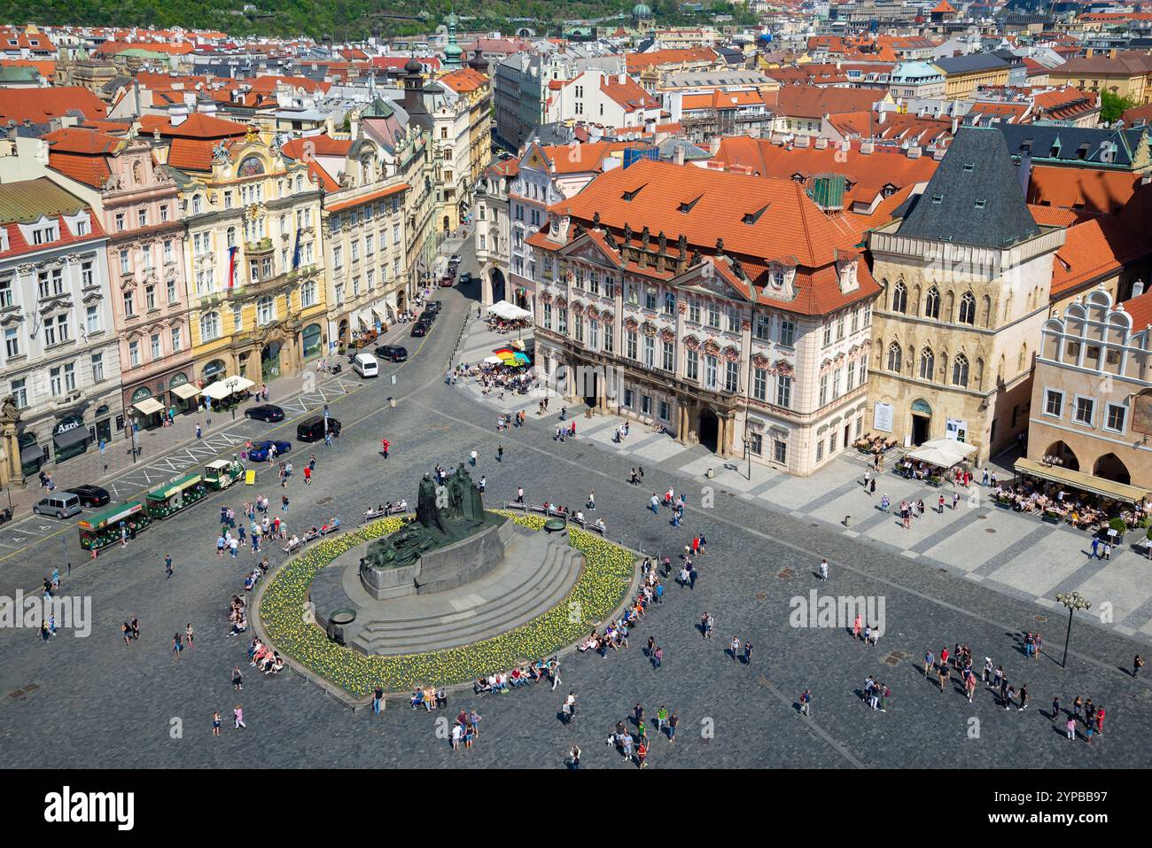 PRAGA, REPUBBLICA CECA - 21 APRILE 2018: Vista dall'alto della Piazza della città Vecchia in una giornata di sole Foto Stock