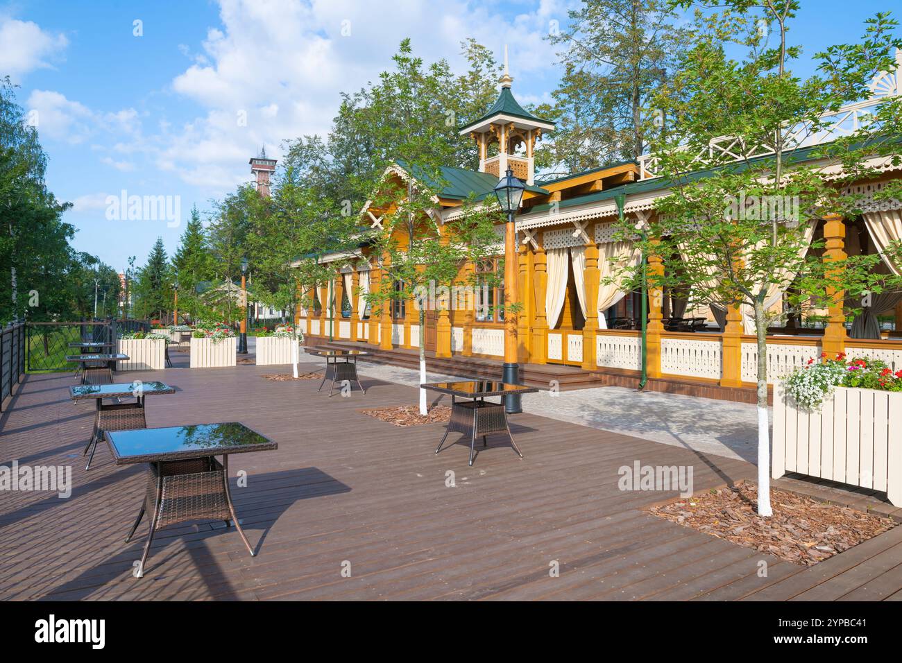 RYBINSK, RUSSIA - 25 AGOSTO 2024: Caffè in stile retrò con veranda aperta sull'argine del fiume Cheremukha in una soleggiata mattinata di agosto Foto Stock