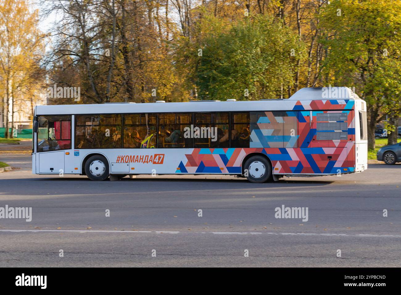 KINGISEPP, RUSSIA - 19 OTTOBRE 2024: Il bus navetta MAZ-203,147 è in movimento in un giorno di sole ottobre Foto Stock