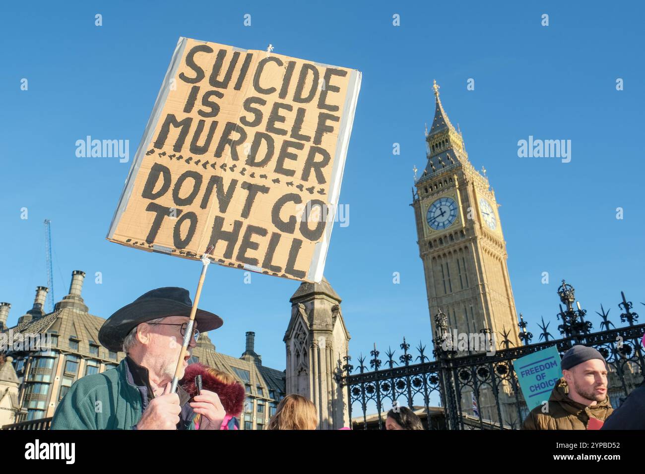 Londra, Regno Unito. 29 novembre 2024. Un cristiano contrario alla morte assistita si trova fuori dal Parlamento durante un dibattito parlamentare e i deputati votano sulla seconda lettura della legge sulla morte assistita con un cartello che dice: "Il suicidio è auto-omicidio. Non andare all'inferno." Credito: Fotografia dell'undicesima ora/Alamy Live News Foto Stock