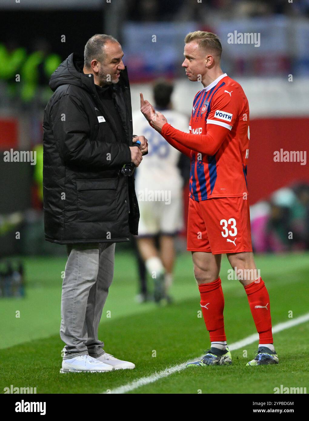 Lennard Maloney 1. FC Heidenheim 1846 FCH (33) im Gespraech Diskussion mit Trainer Coach Frank Schmidt 1. FC Heidenheim 1846 FCH 1) FC HEIDENHEIM 1846 FCH VS FC CHELSEA 28.11.2024 UEFA CONFERENCE LEAGUE I REGOLAMENTI DFL VIETANO QUALSIASI USO DI FOTOGRAFIE COME SEQUENZE DI IMMAGINI E/O QUASI-VIDEO Foto Stock