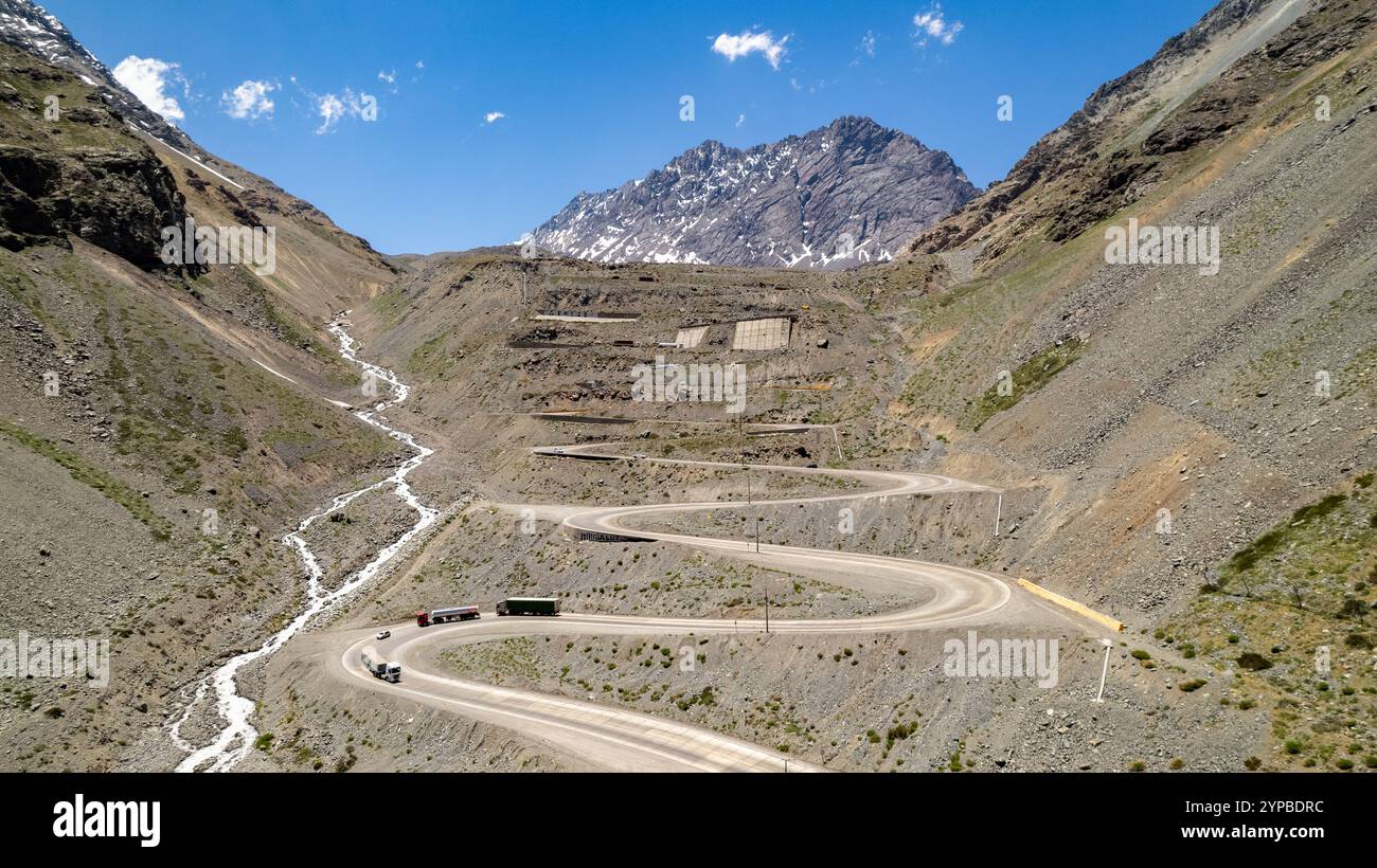 Vista aerea di "El Paso de los Caracoles", Cile. Al passo "Los Libertadores" tra Argentina e Cile. Foto Stock