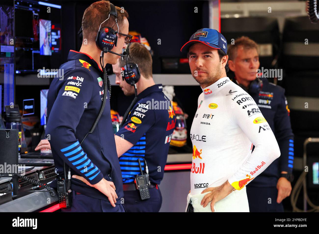 Doha, Qatar. 29 novembre 2024. (Da L a R): Hugh Bird (GBR) ingegnere Red Bull Racing con Sergio Perez (mex) Red Bull Racing. 29.11.2024 Formula 1 World Championship, Rd 23, Qatar Grand Prix, Doha, Qatar, giorno di qualificazione Sprint. Il credito fotografico dovrebbe essere: XPB/Alamy Live News. Foto Stock